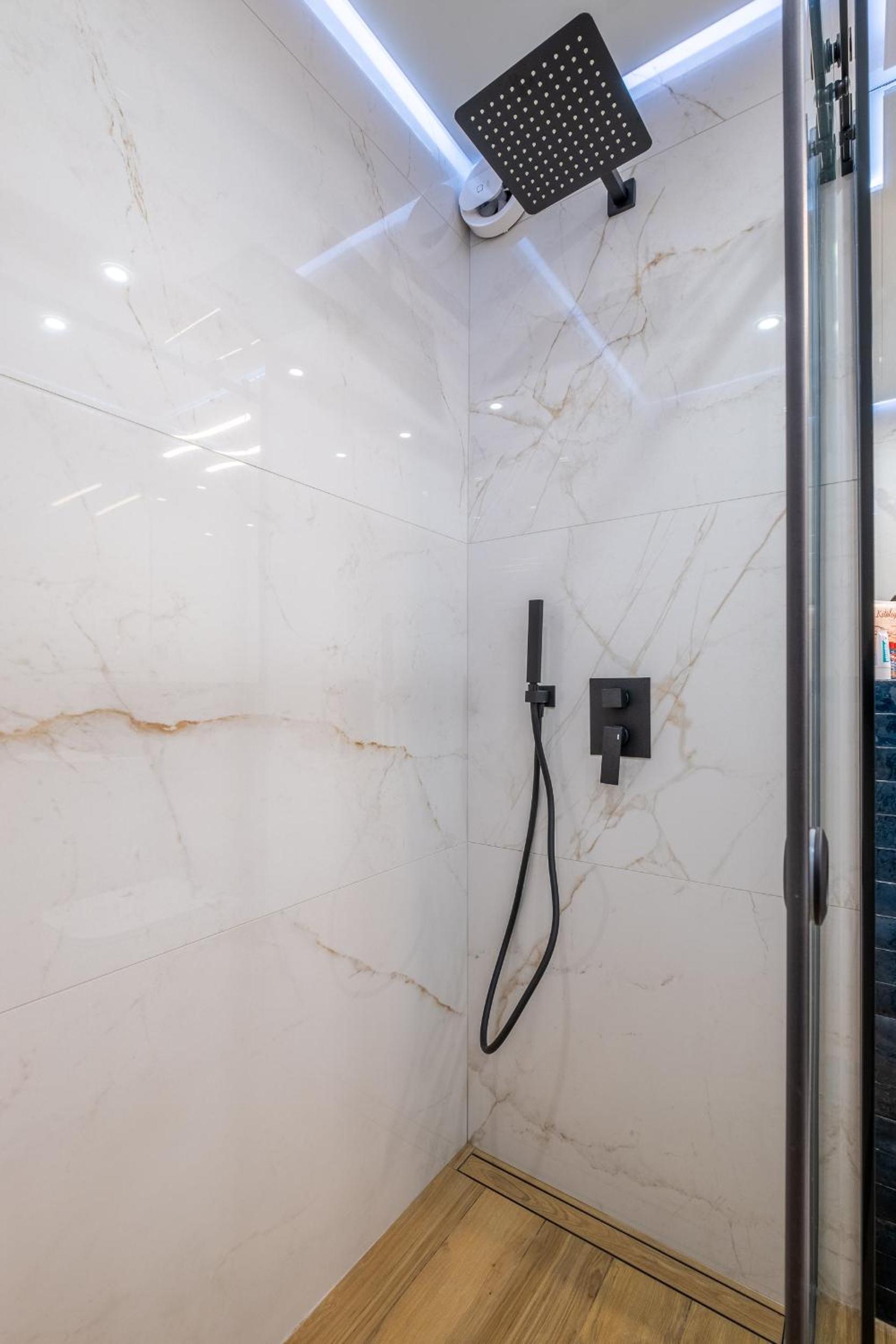 Emirates Luxury Apartment Free Parking Terrace