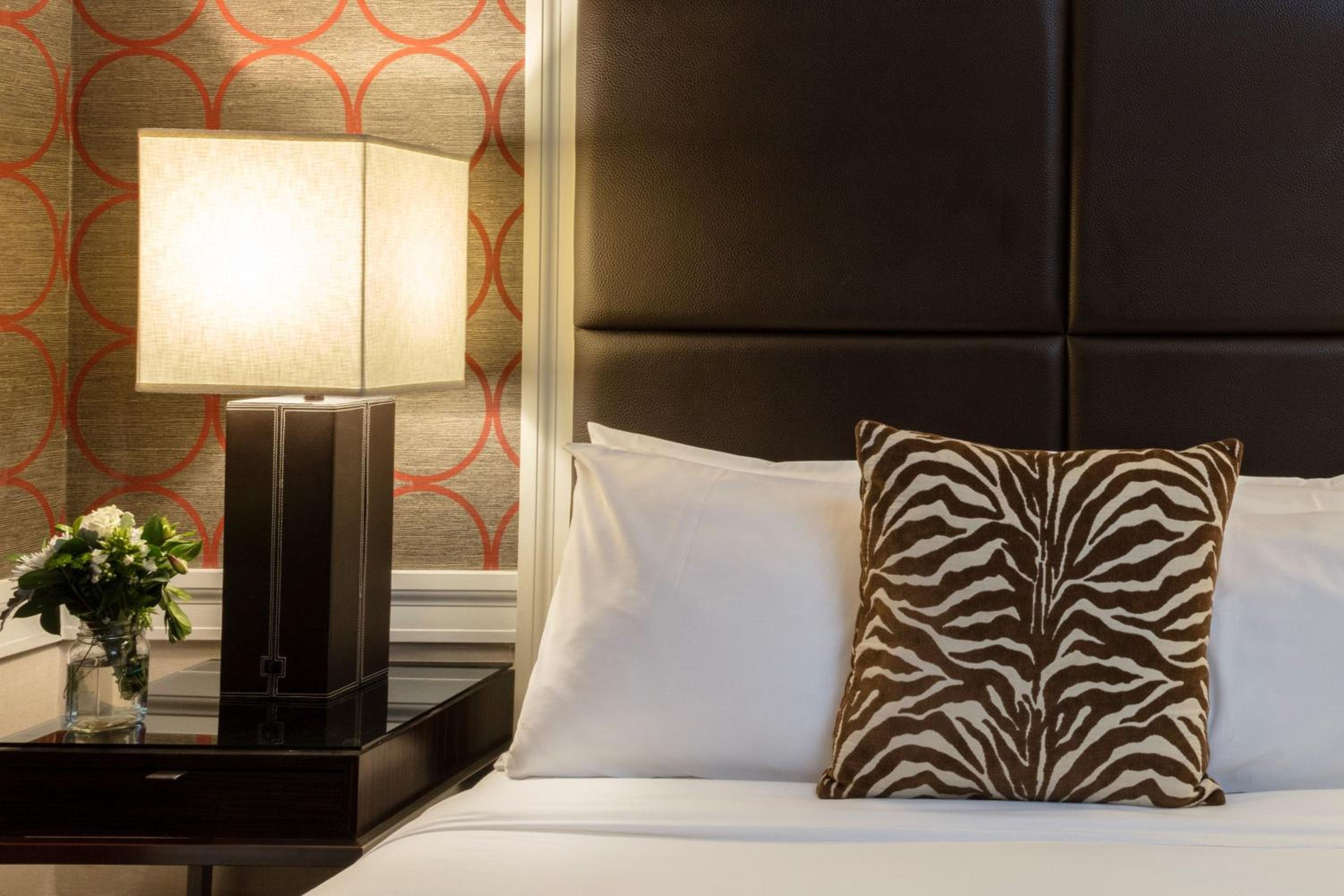 Empire Hotel 32