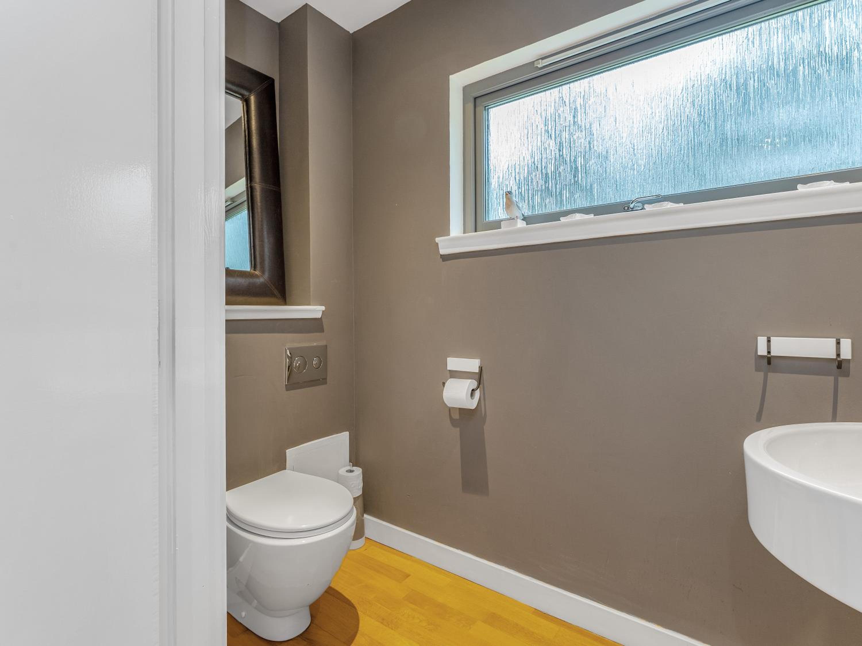 Cheerful Stays: 4 Bedroom Cottage in Arrochar view 3