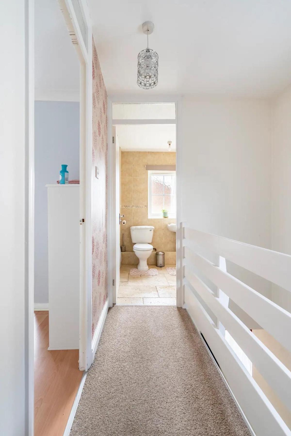 Oris Hut Stylish Ensuite Room Near Luton Airport view 2