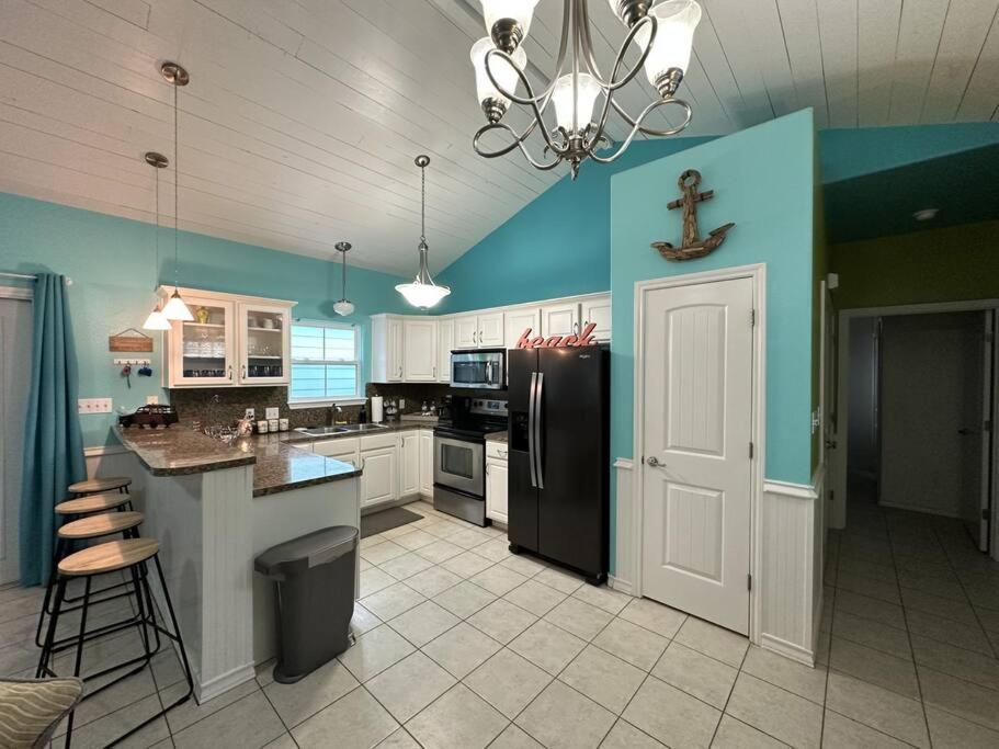 Barefoot Bungalow - Pet Friendly- 2 Bdrm Townhome view 5