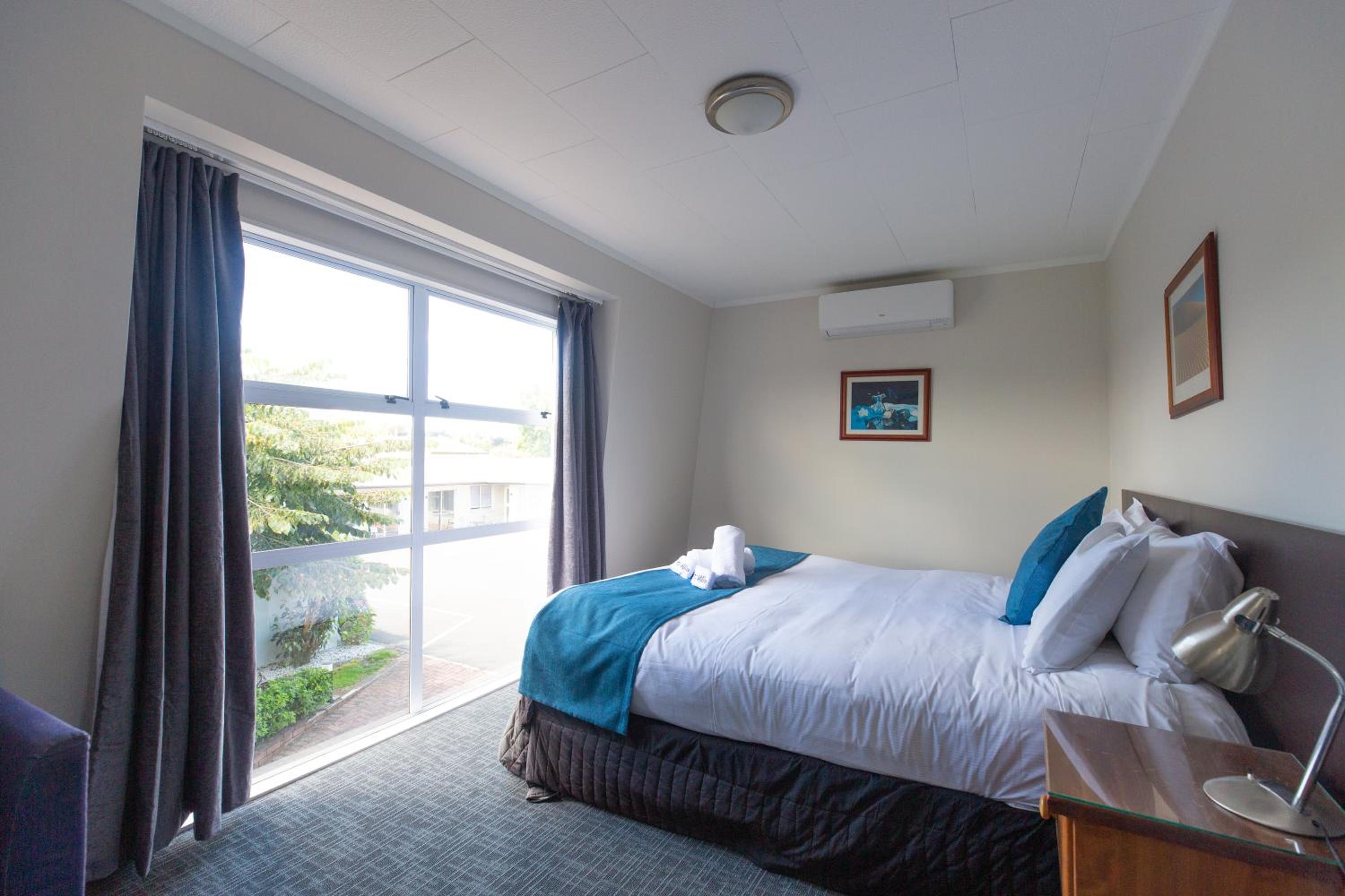 Lake Breeze Motel