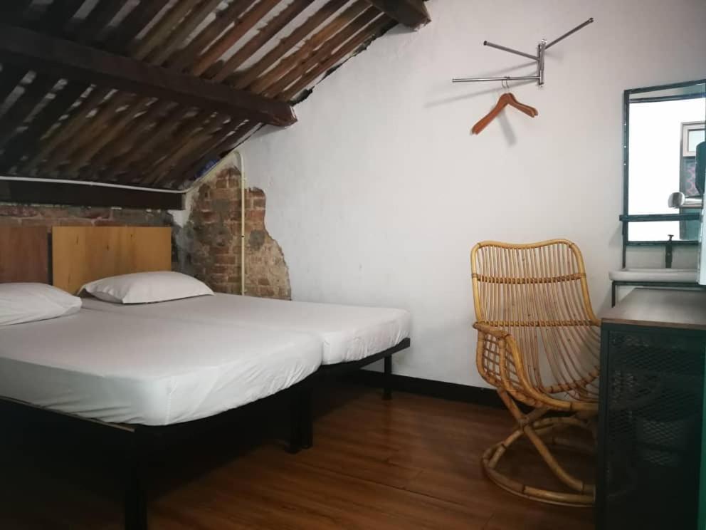 Chinatown Hostel by Mingle - Rooftop Private Jacuzzi with Bar