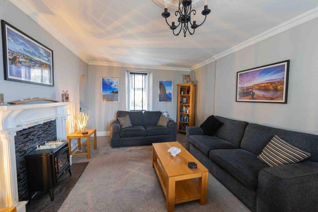 Hill Crest - Clifftop Escape with Sea View view 5
