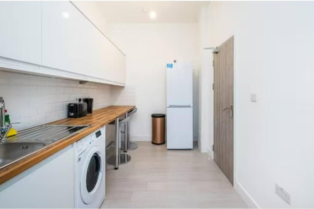 Boutique Modern Hotel Room For Two Near Tube And Bus Stations