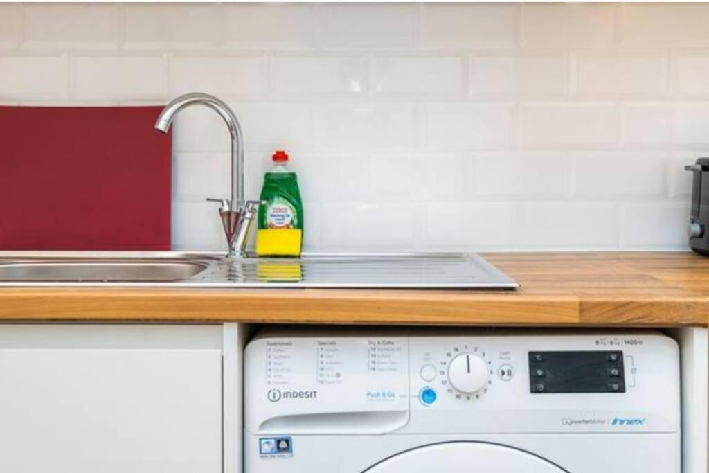 Boutique Modern Hotel Room For Two Near Tube And Bus Stations