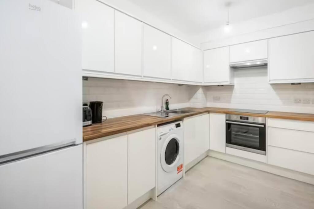 Boutique Modern Hotel Room For Two Near Tube And Bus Stations