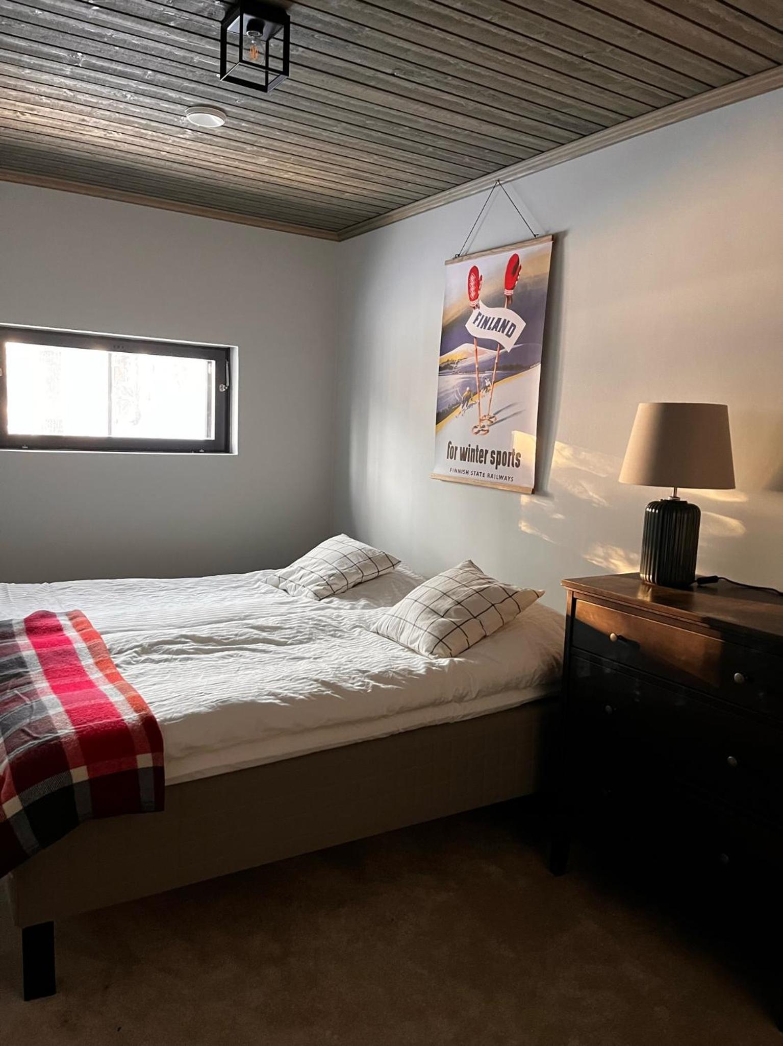 Porthos Ski-in Lodge with private hot tub and sauna in Lapland