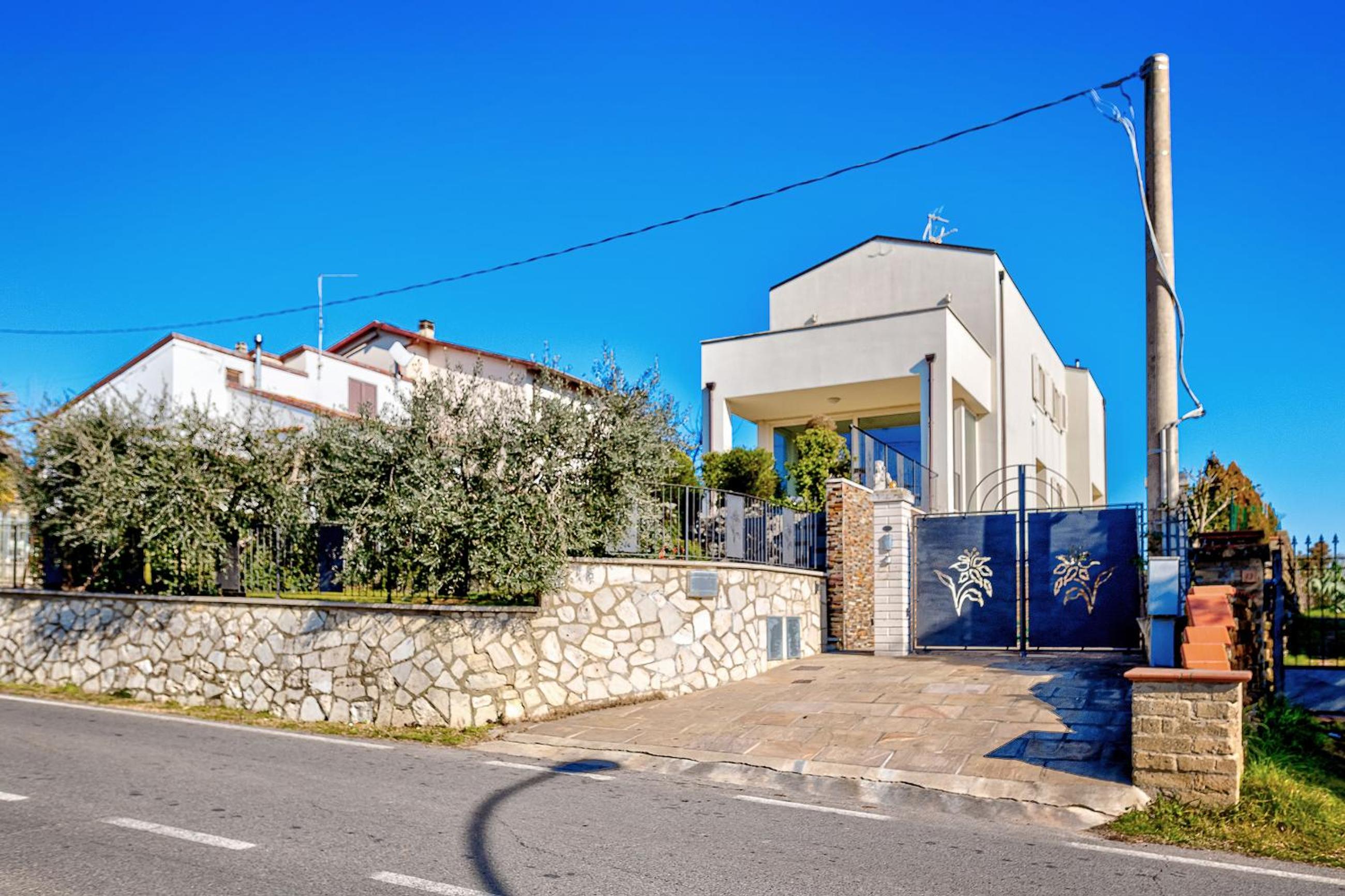 Villa Il Poggino - Modern House view 4
