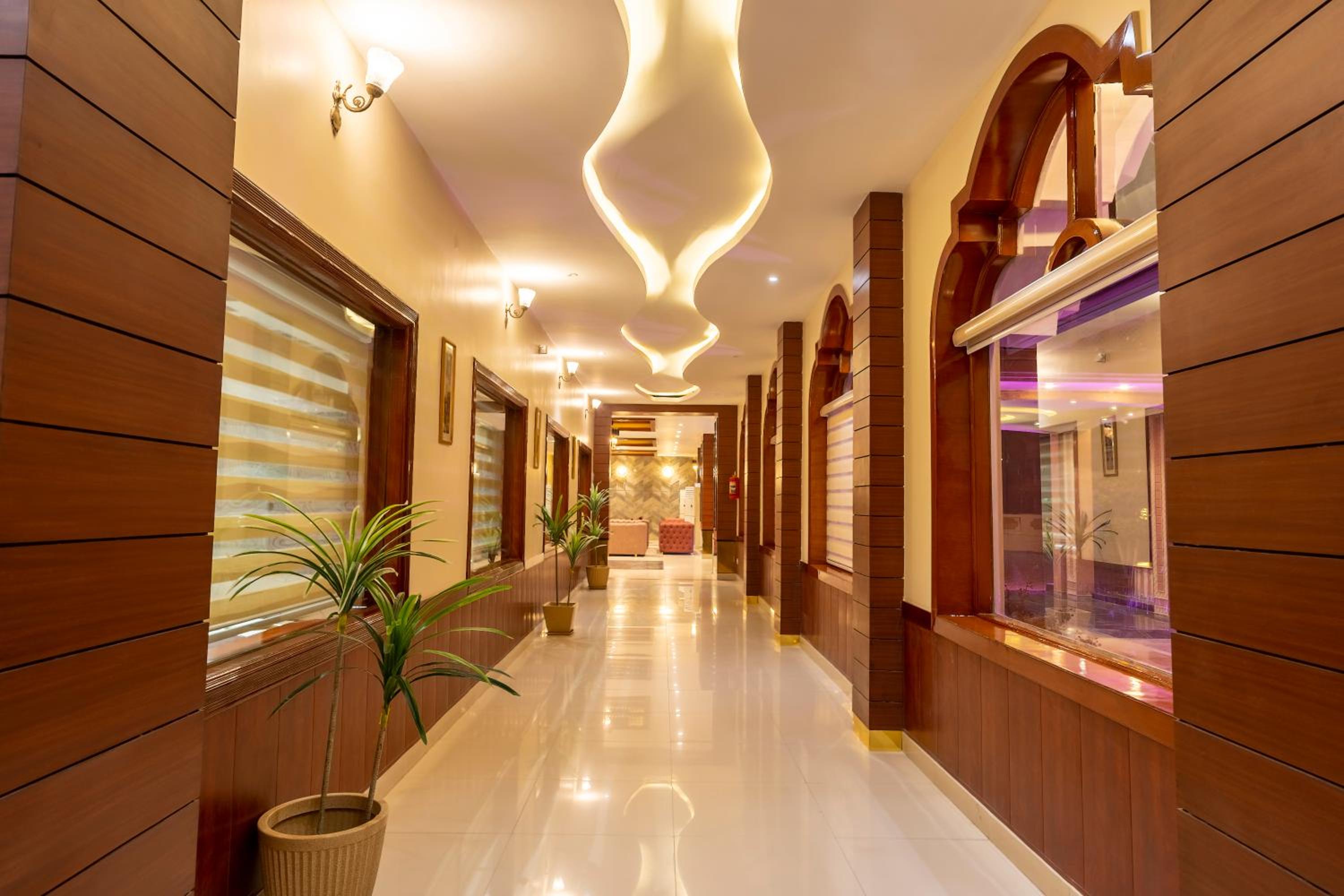 Lobby & Reception