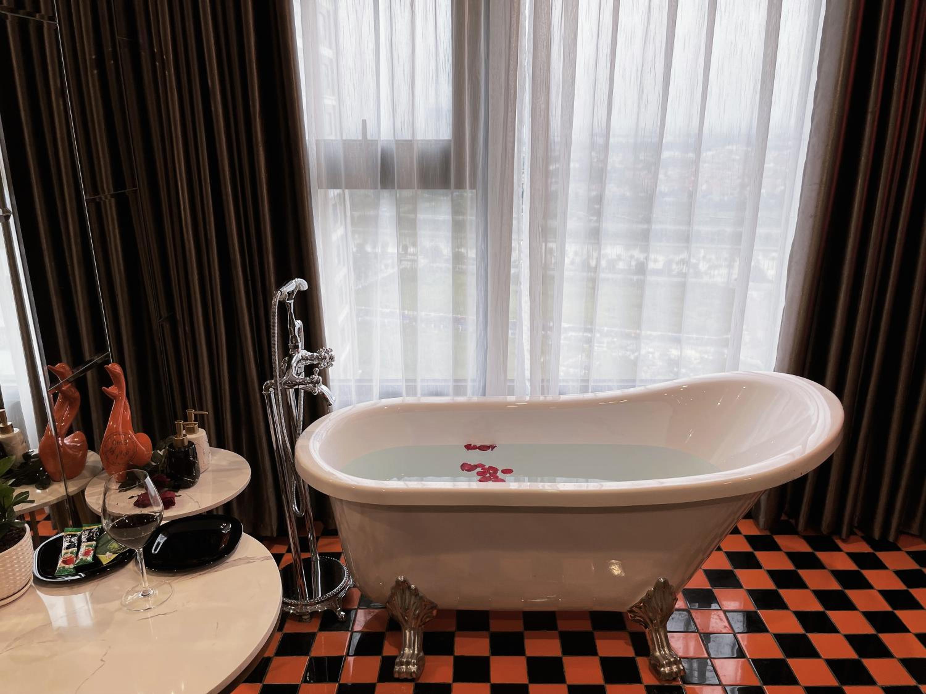Vinhomes Ocean Park - Ctrl S by 1996 - The Luxe with bathtub - The Light with bathtub and projector - The Vintage with high floor - The Indochine with open