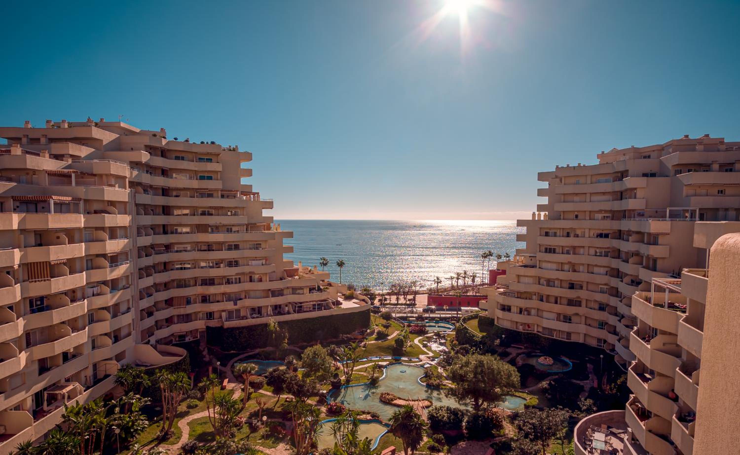 Apartamento con terraza y piscina - Todoholiday