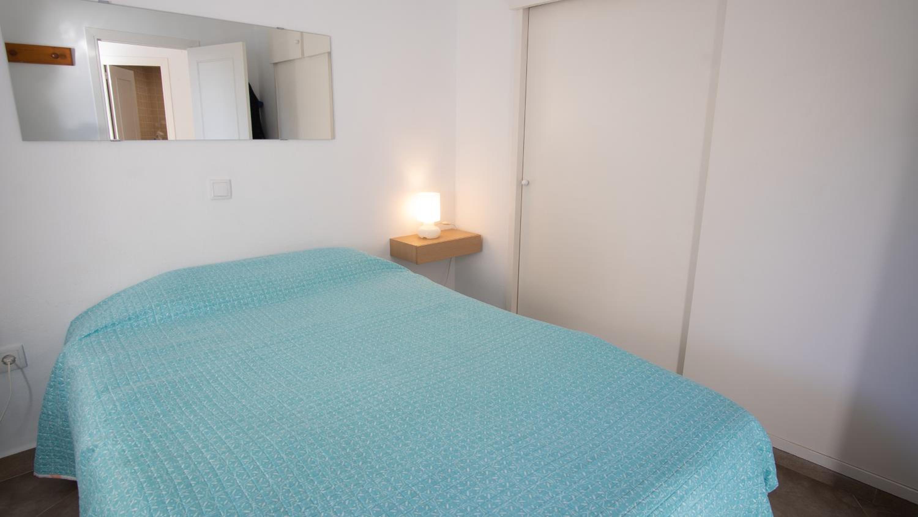 Apartamento con terraza y piscina - Todoholiday