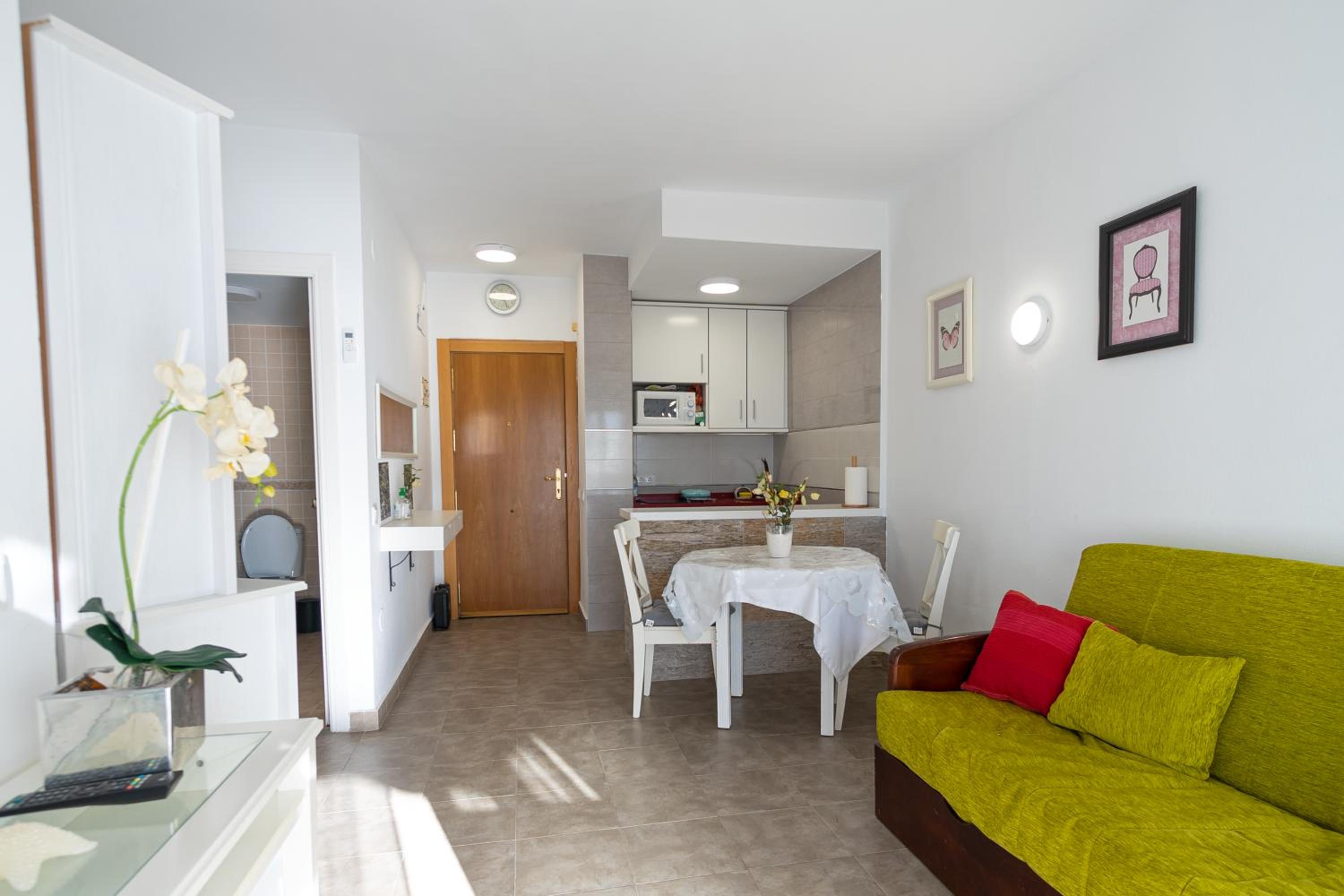 Apartamento con terraza y piscina - Todoholiday