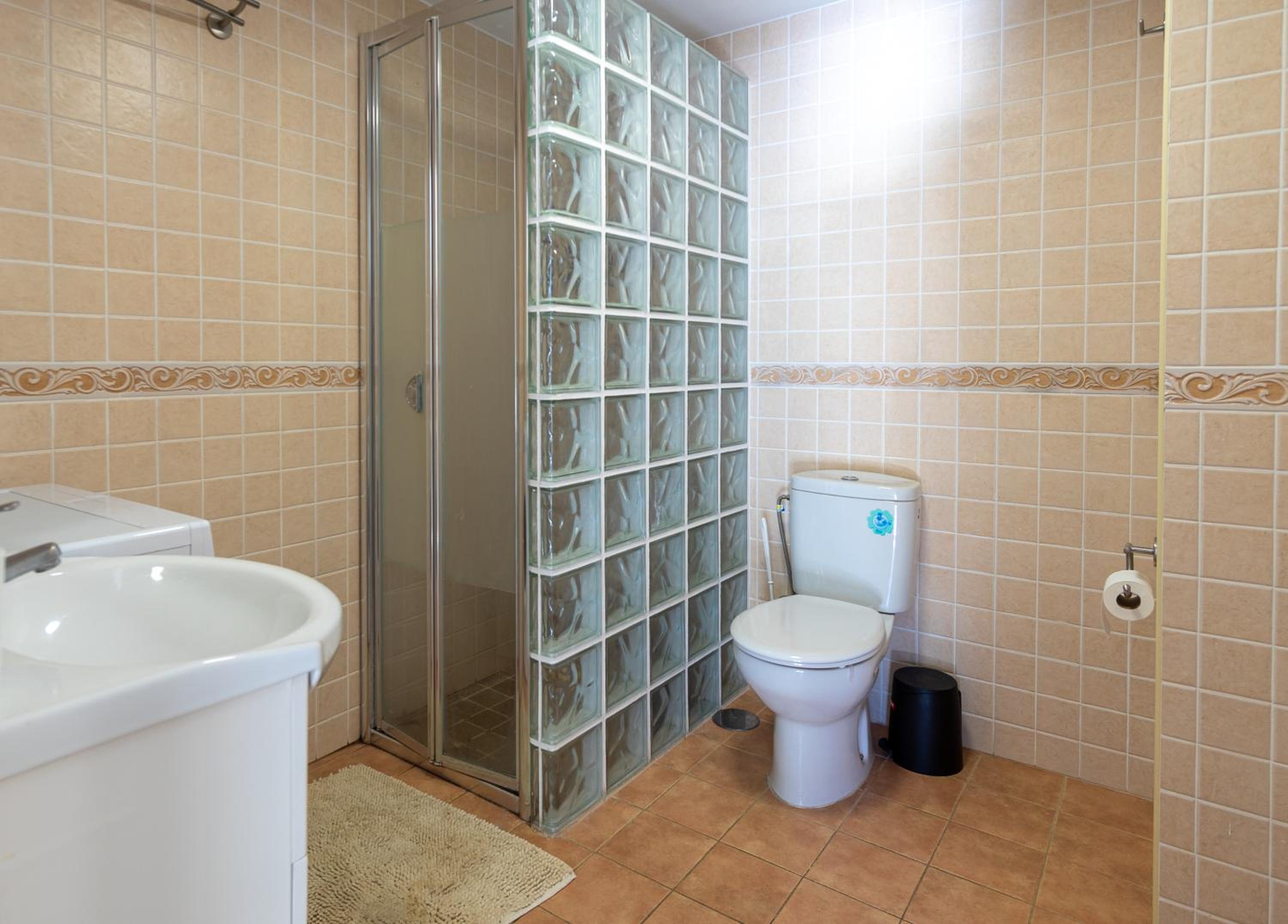 Apartamento con terraza y piscina - Todoholiday