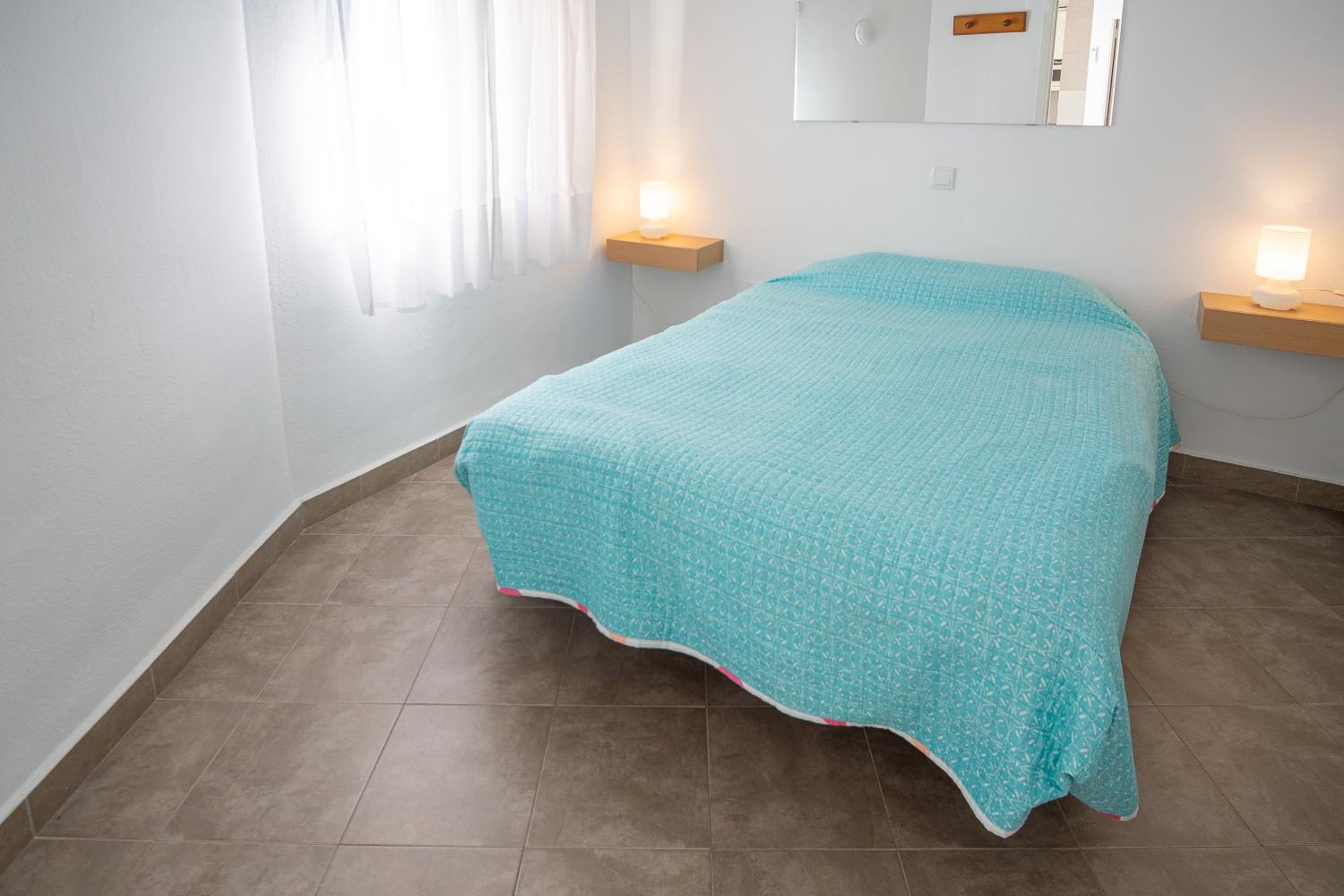 Apartamento con terraza y piscina - Todoholiday