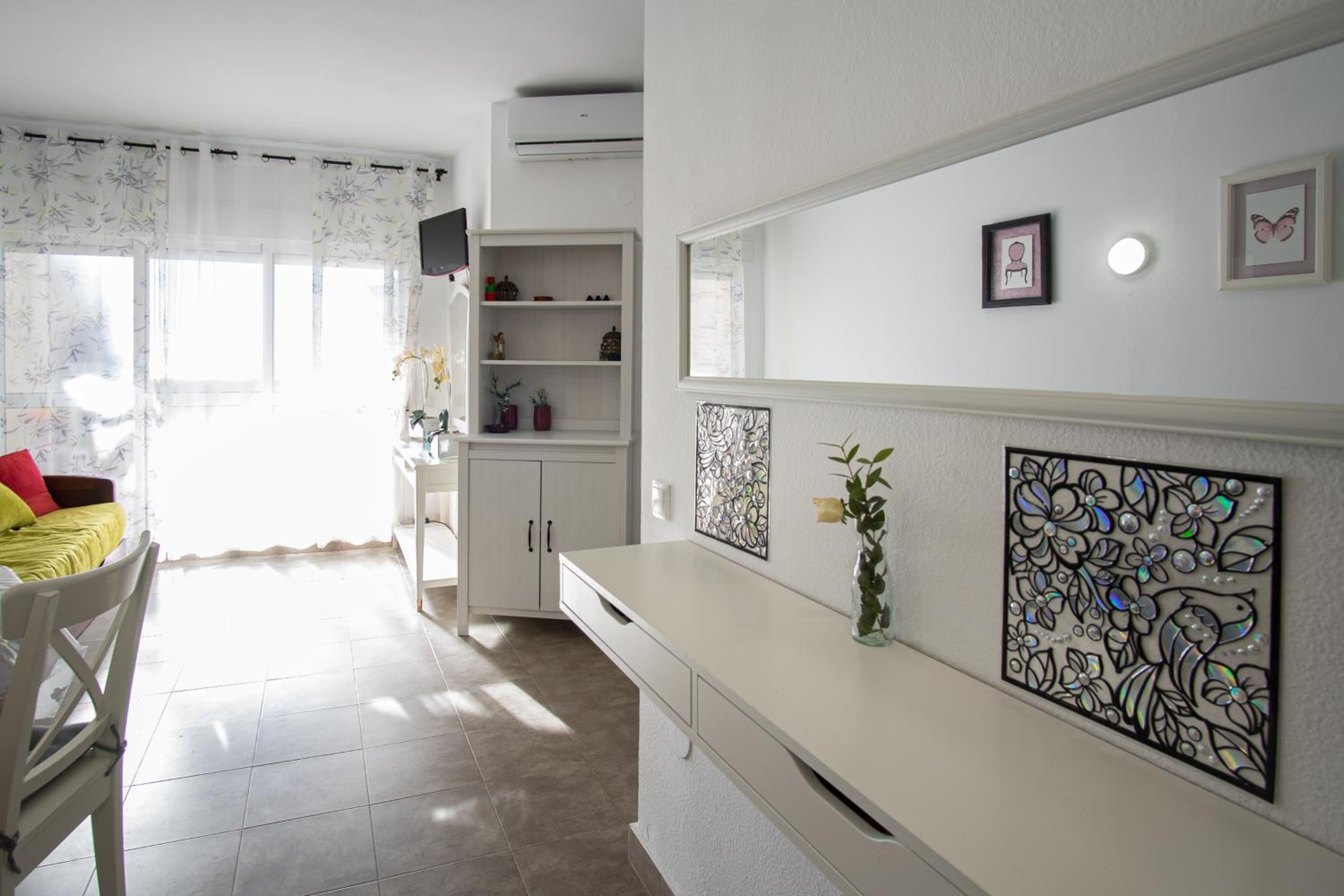 Apartamento con terraza y piscina - Todoholiday