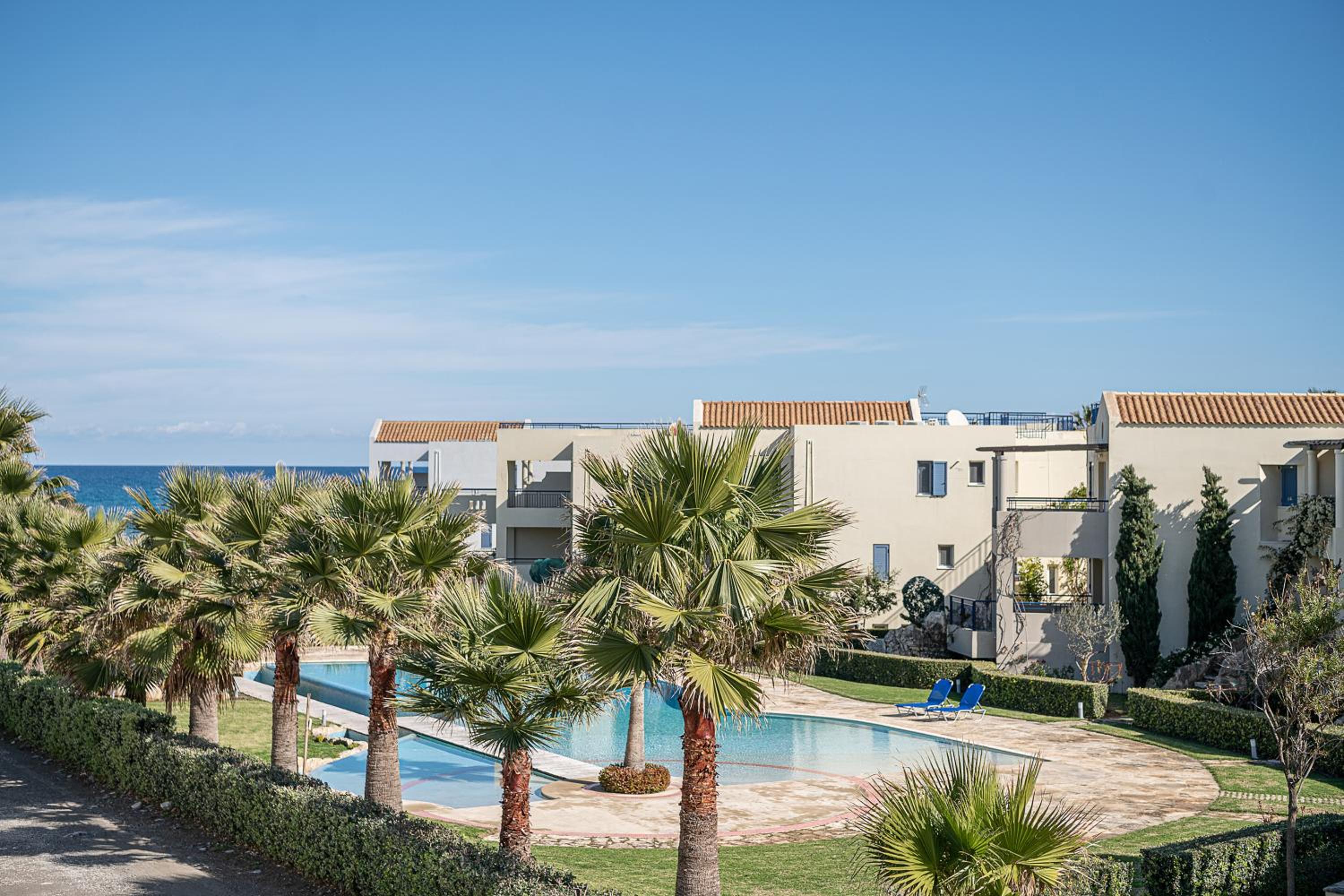 Calmaliving Seaside apartments with pool
