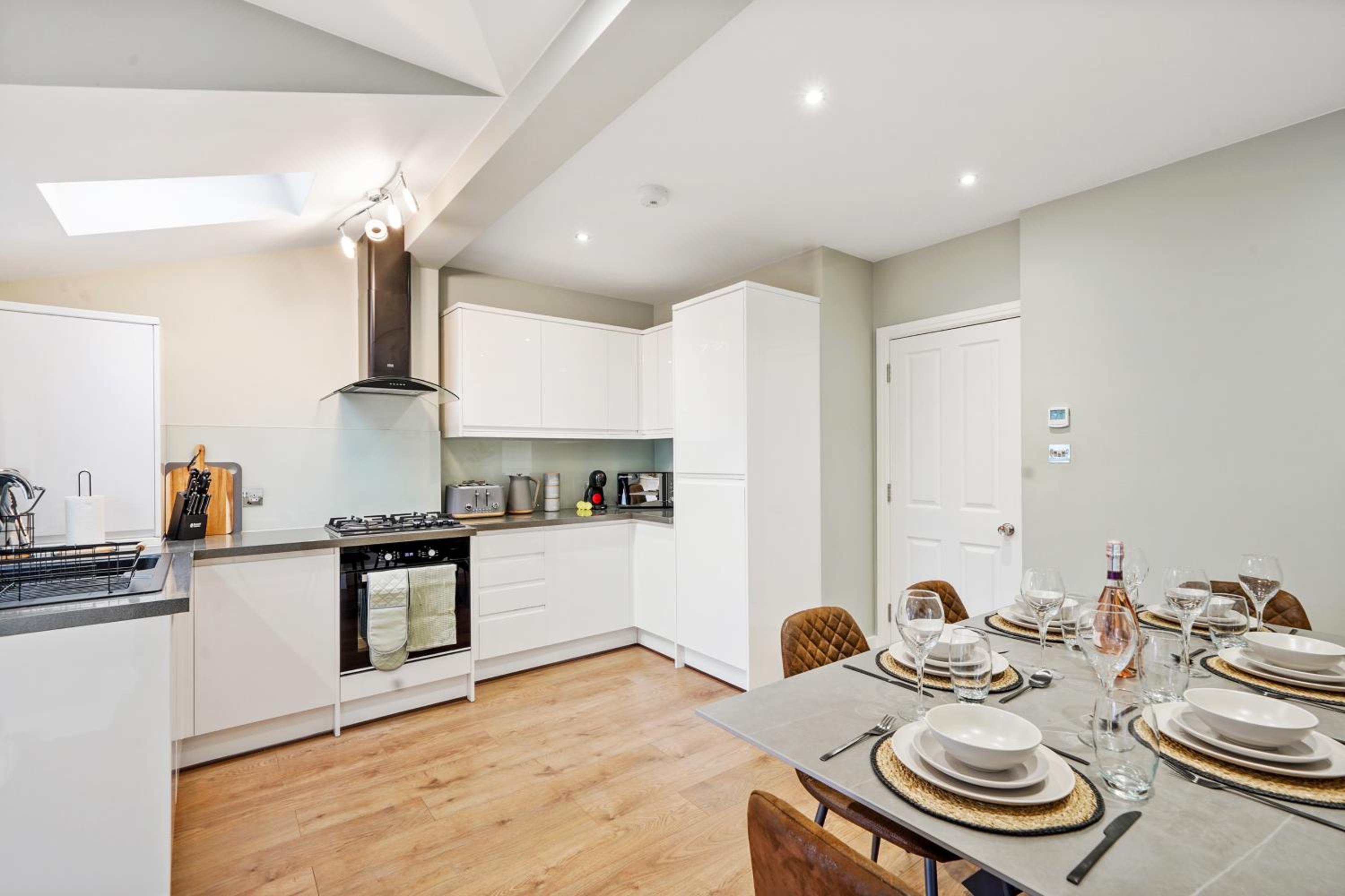 Charming Wimbledon 3-Bed Apt with Outdoor Area