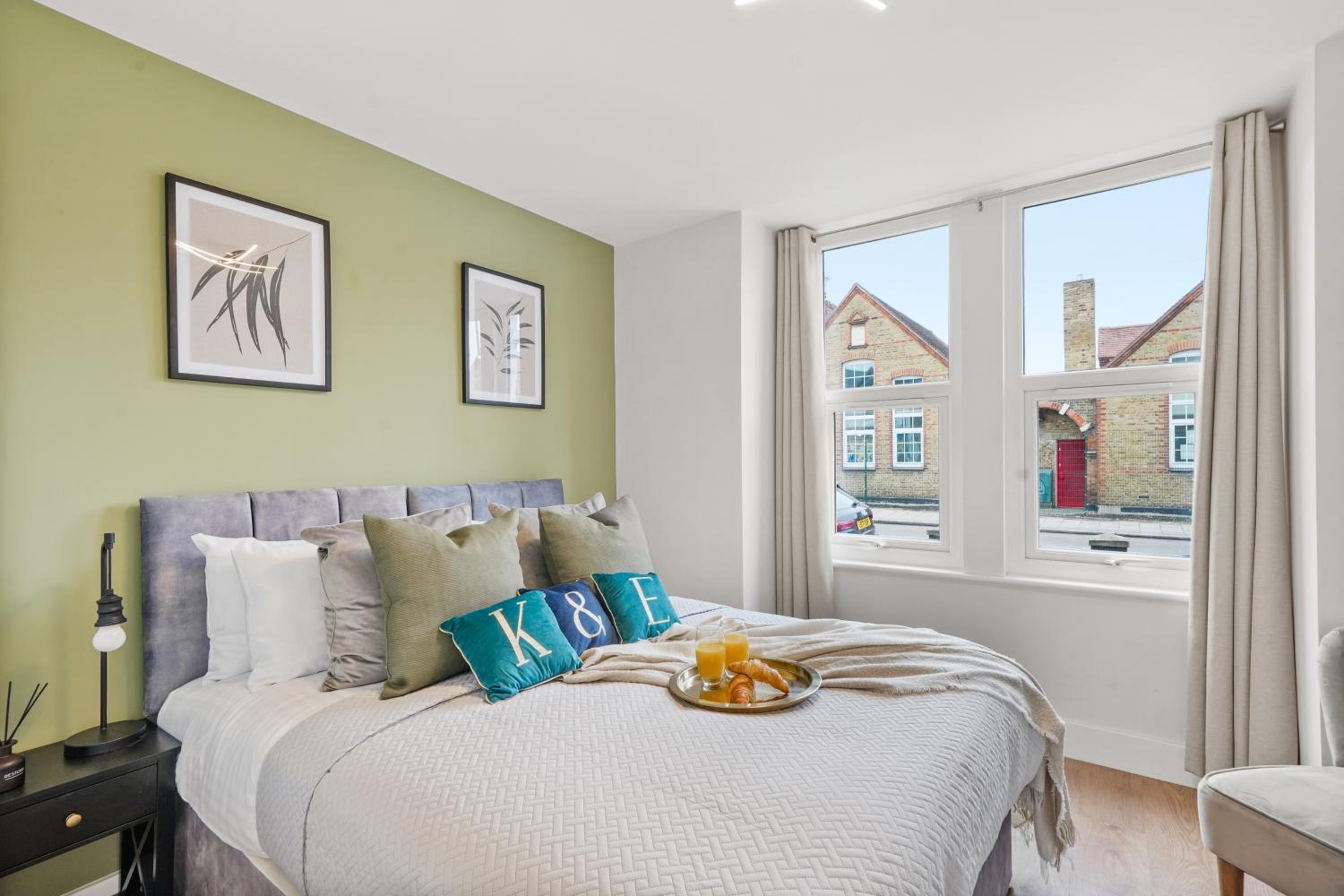 Charming Wimbledon 3-Bed Apt with Outdoor Area
