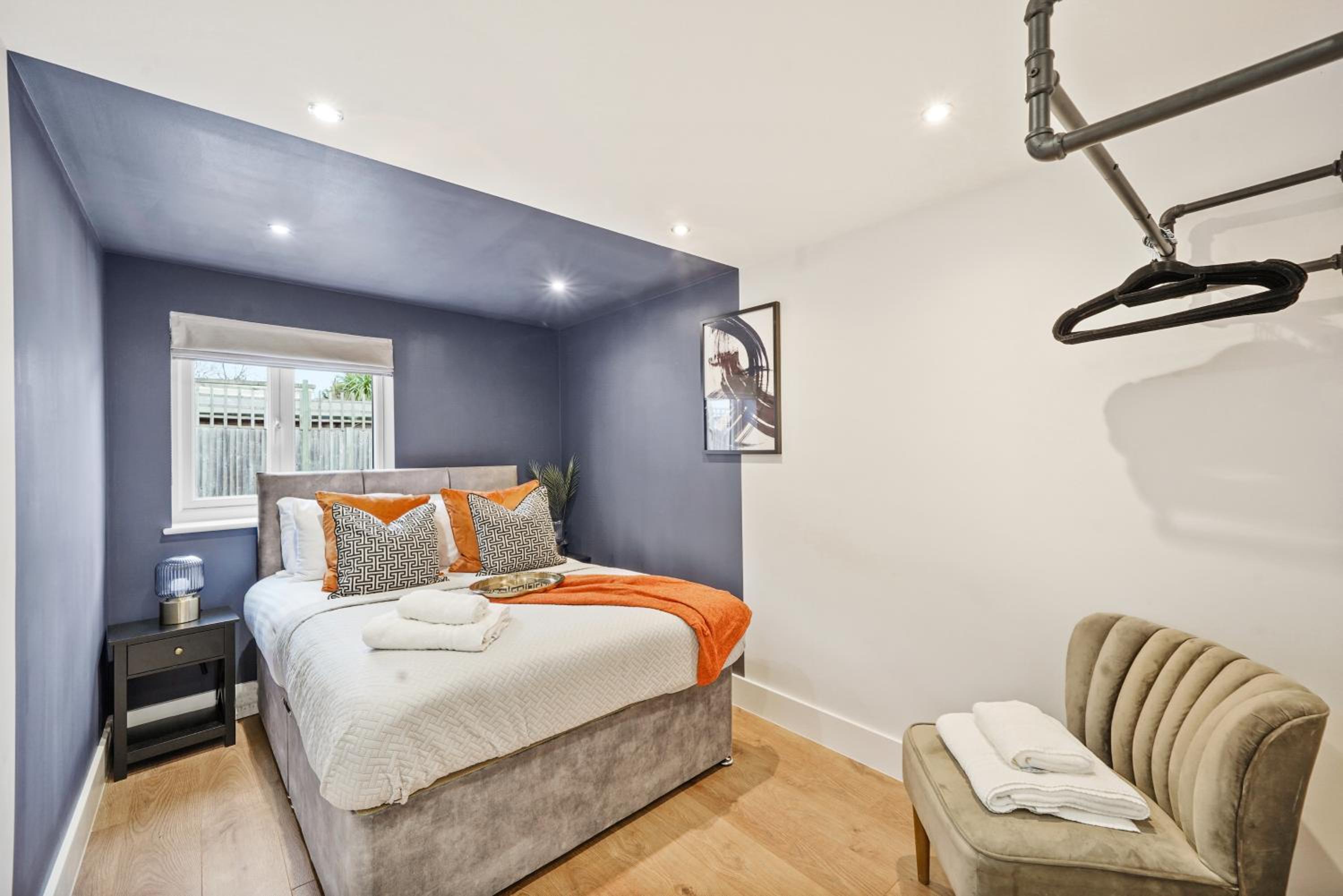 Charming Wimbledon 3-Bed Apt with Outdoor Area