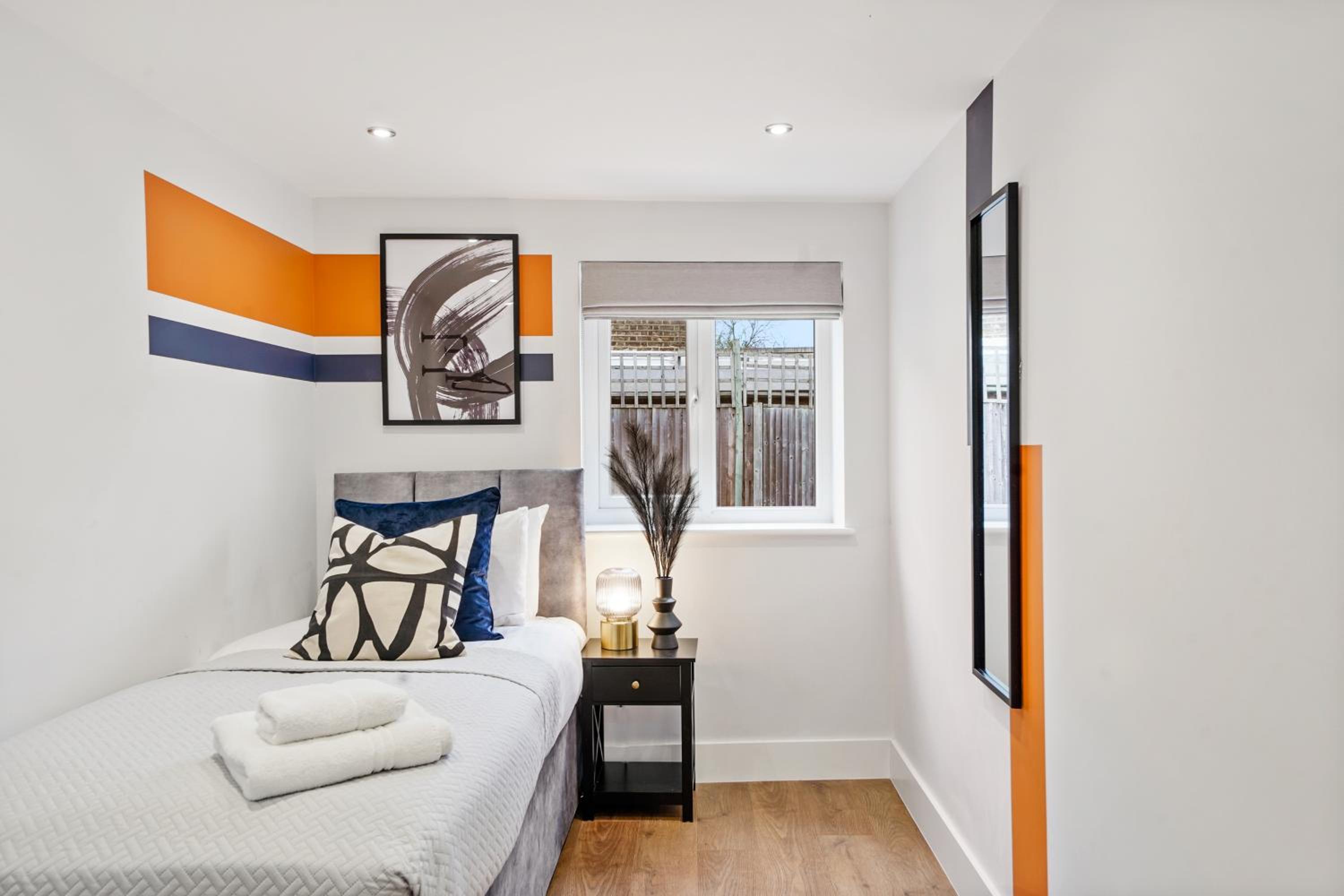 Charming Wimbledon 3-Bed Apt with Outdoor Area
