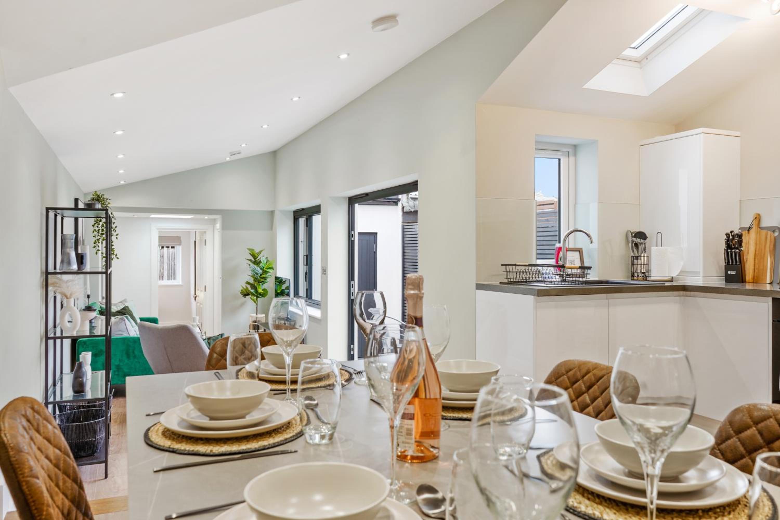 Charming Wimbledon 3-Bed Apt with Outdoor Area
