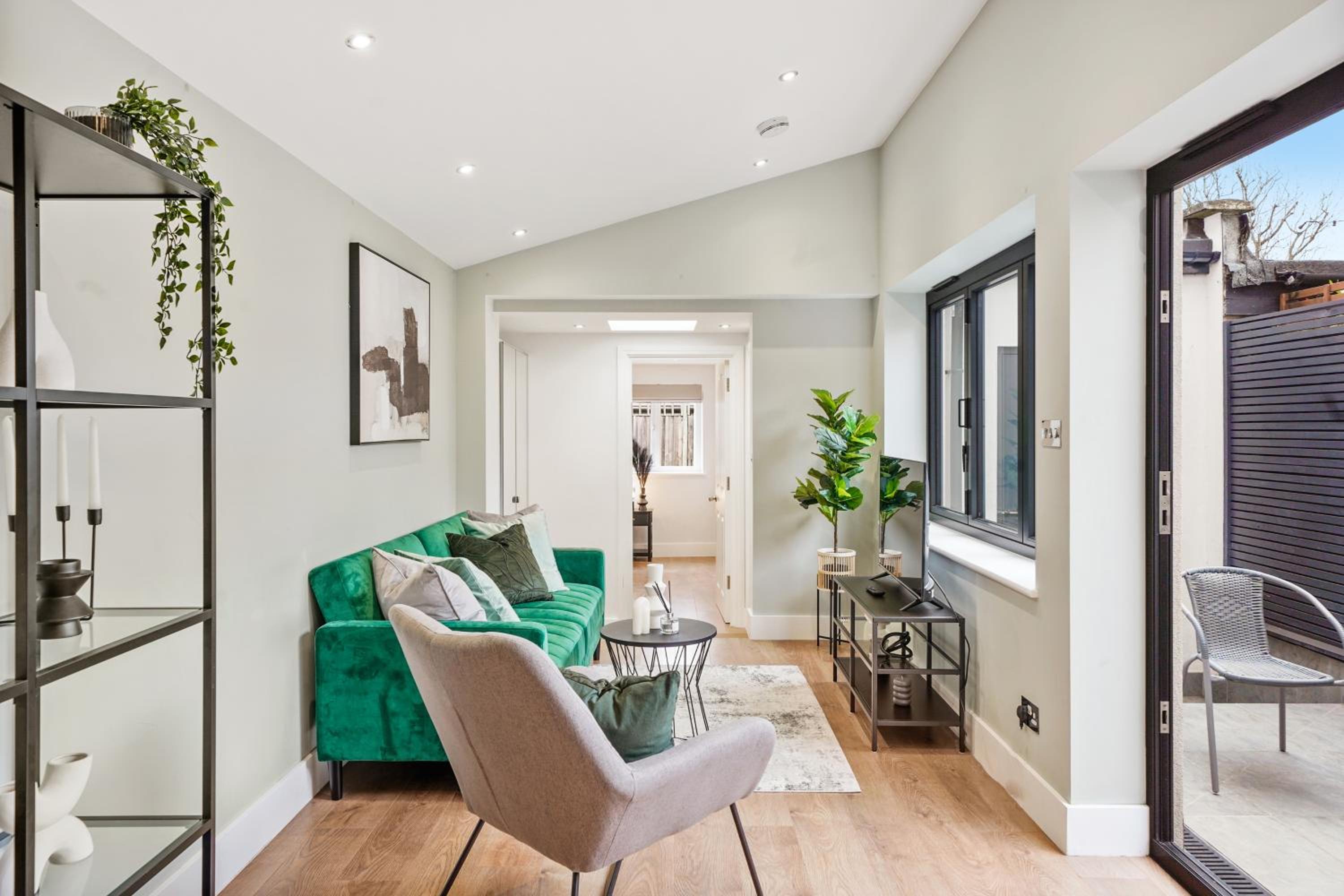 Charming Wimbledon 3-Bed Apt with Outdoor Area