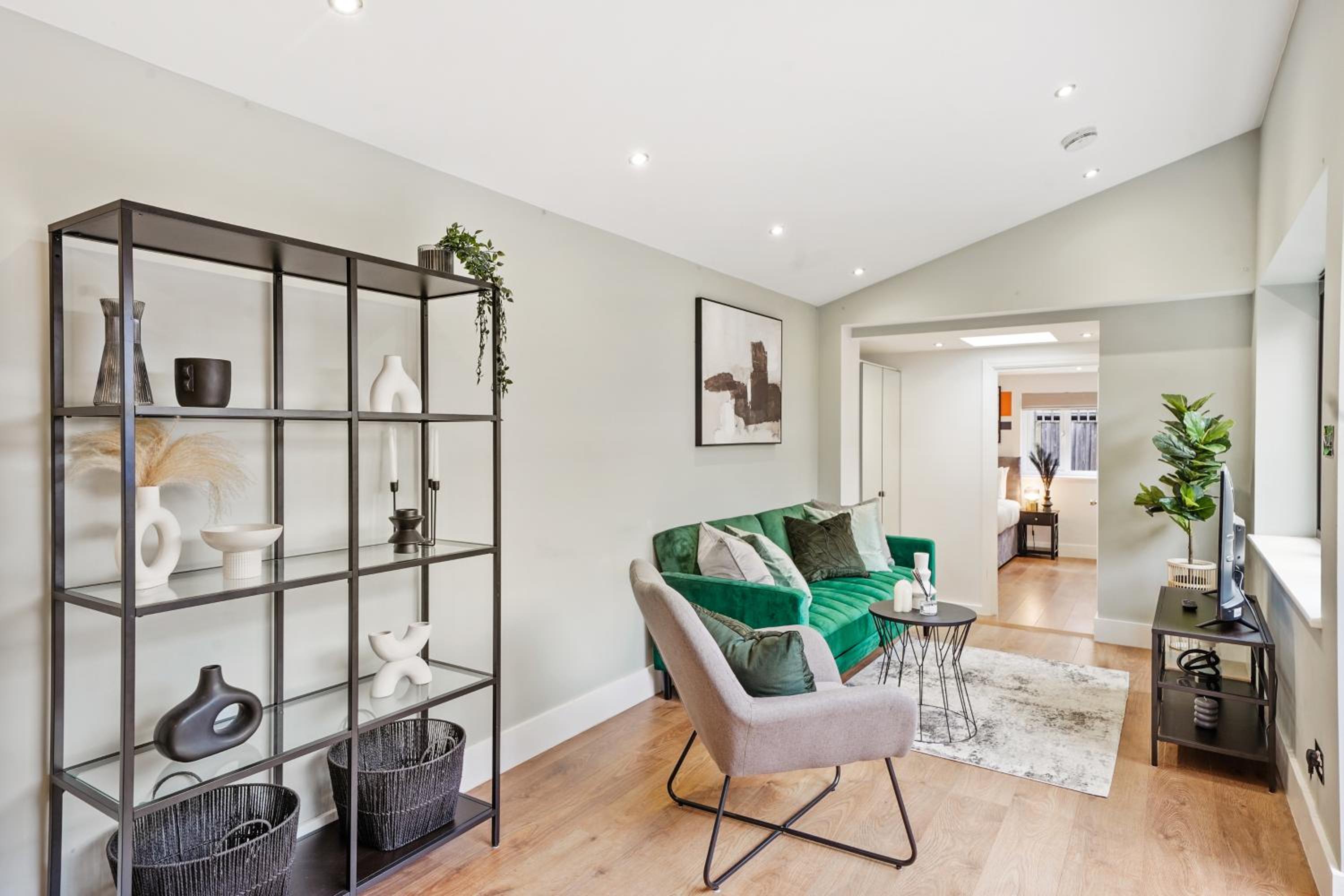 Charming Wimbledon 3-Bed Apt with Outdoor Area