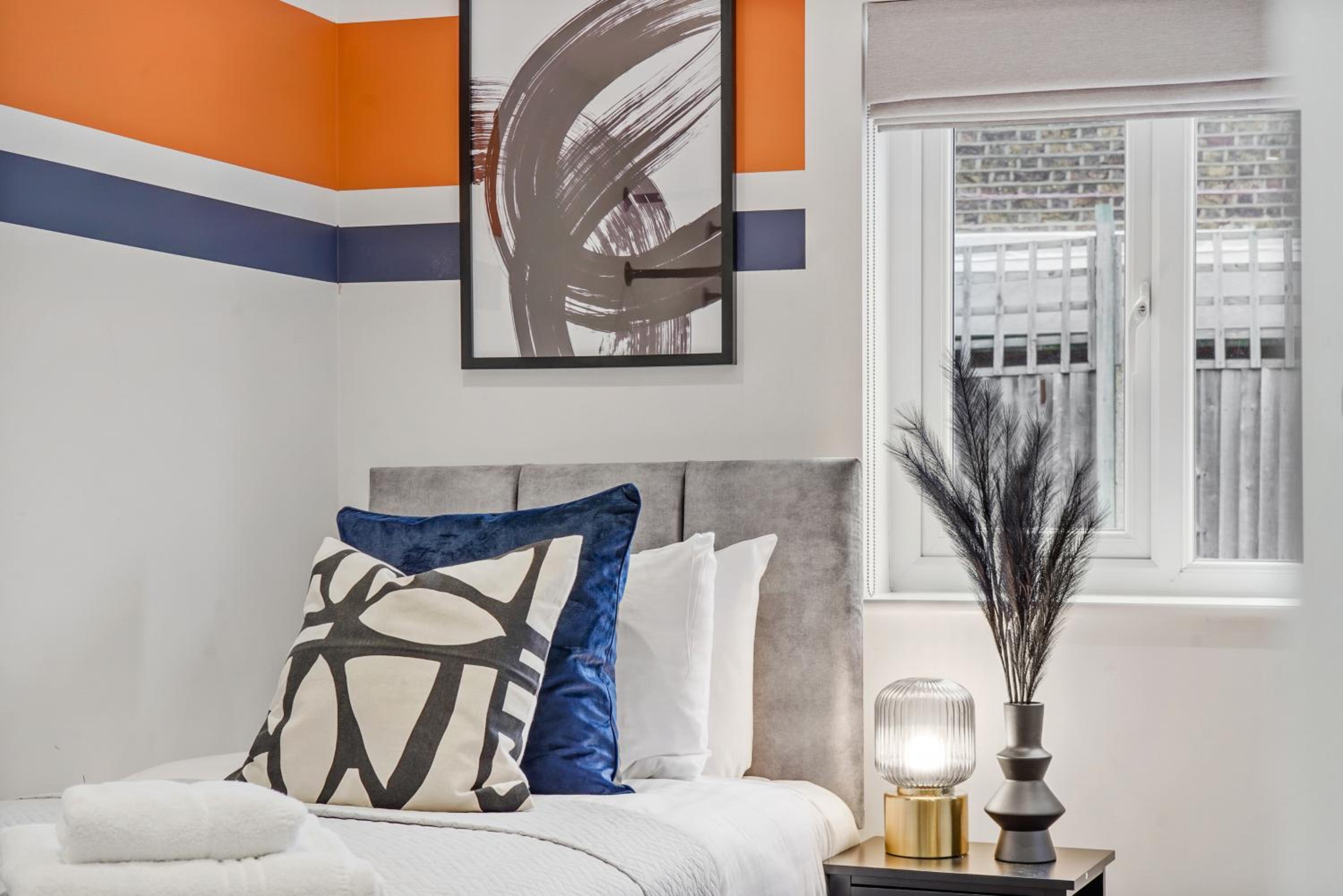Charming Wimbledon 3-Bed Apt with Outdoor Area