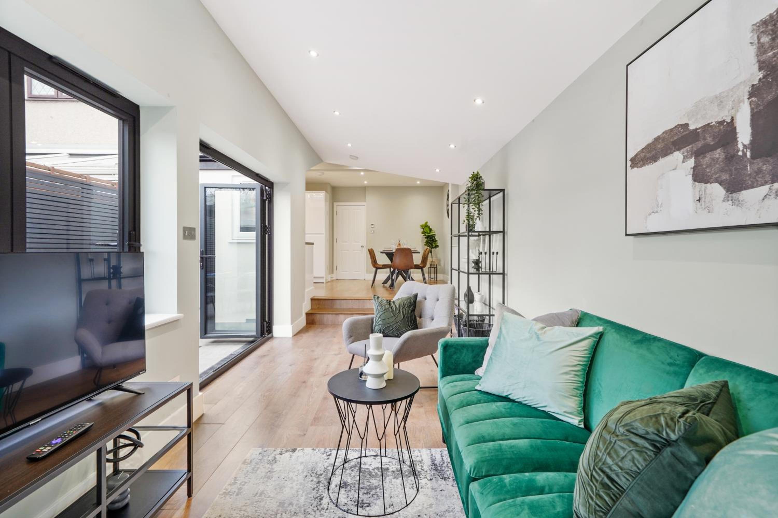 Charming Wimbledon 3-Bed Apt with Outdoor Area