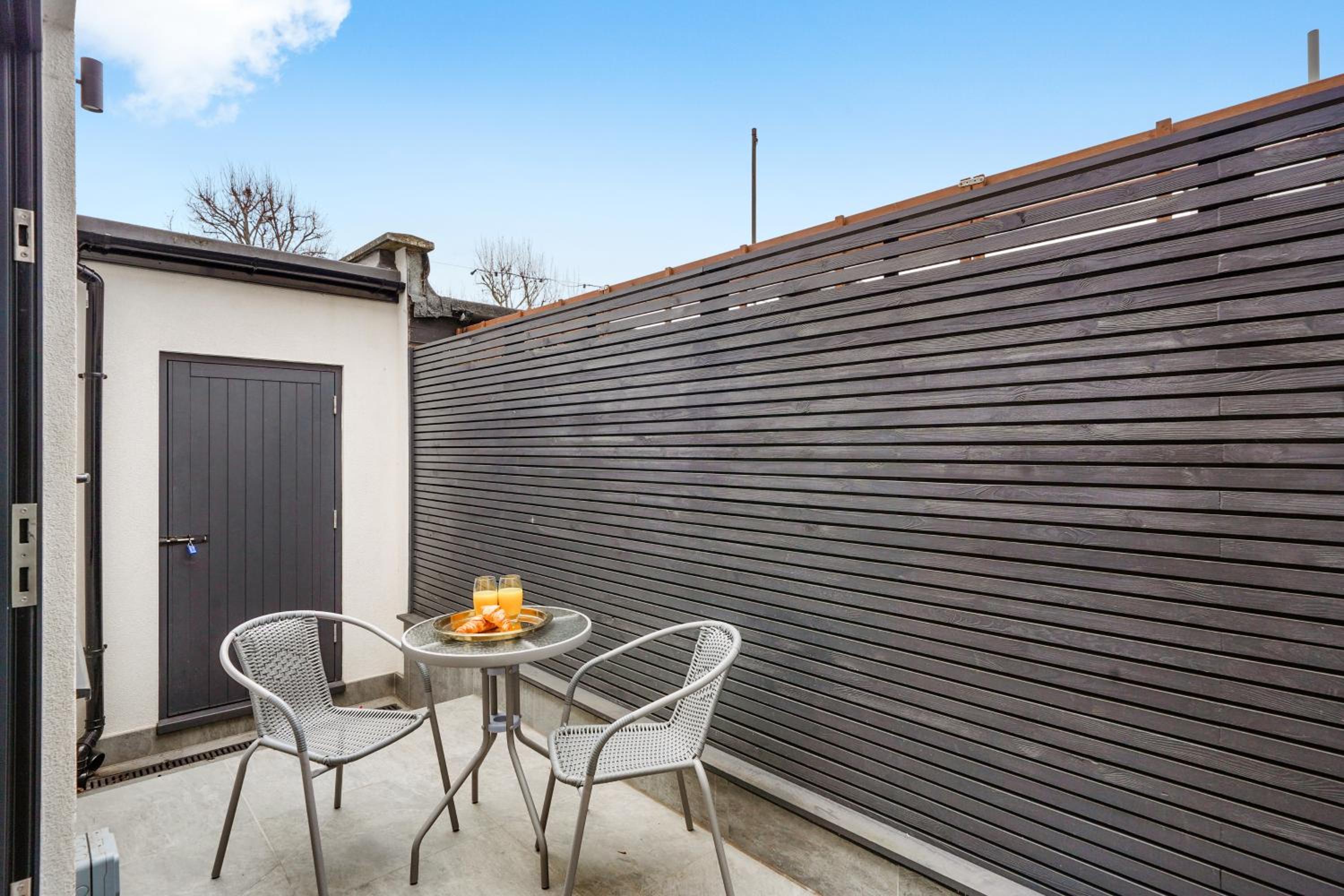 Charming Wimbledon 3-Bed Apt with Outdoor Area