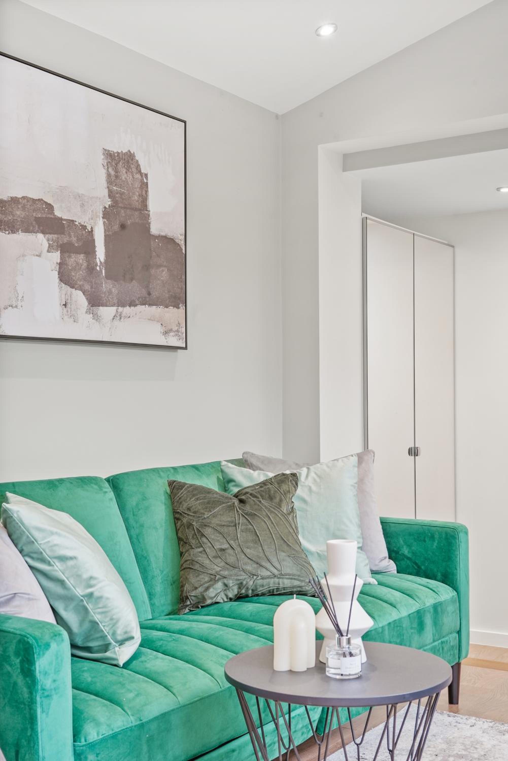 Charming Wimbledon 3-Bed Apt with Outdoor Area