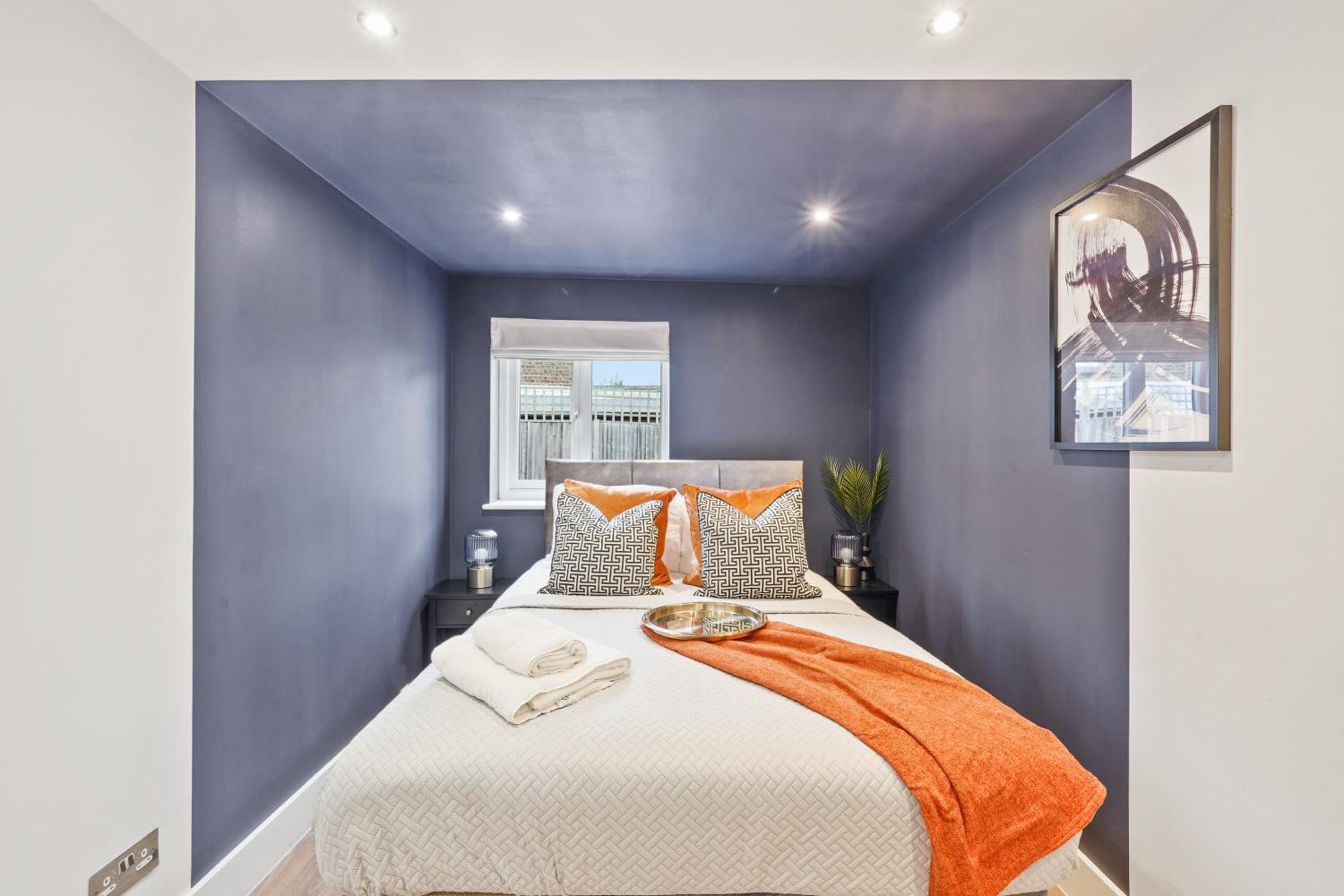 Charming Wimbledon 3-Bed Apt with Outdoor Area