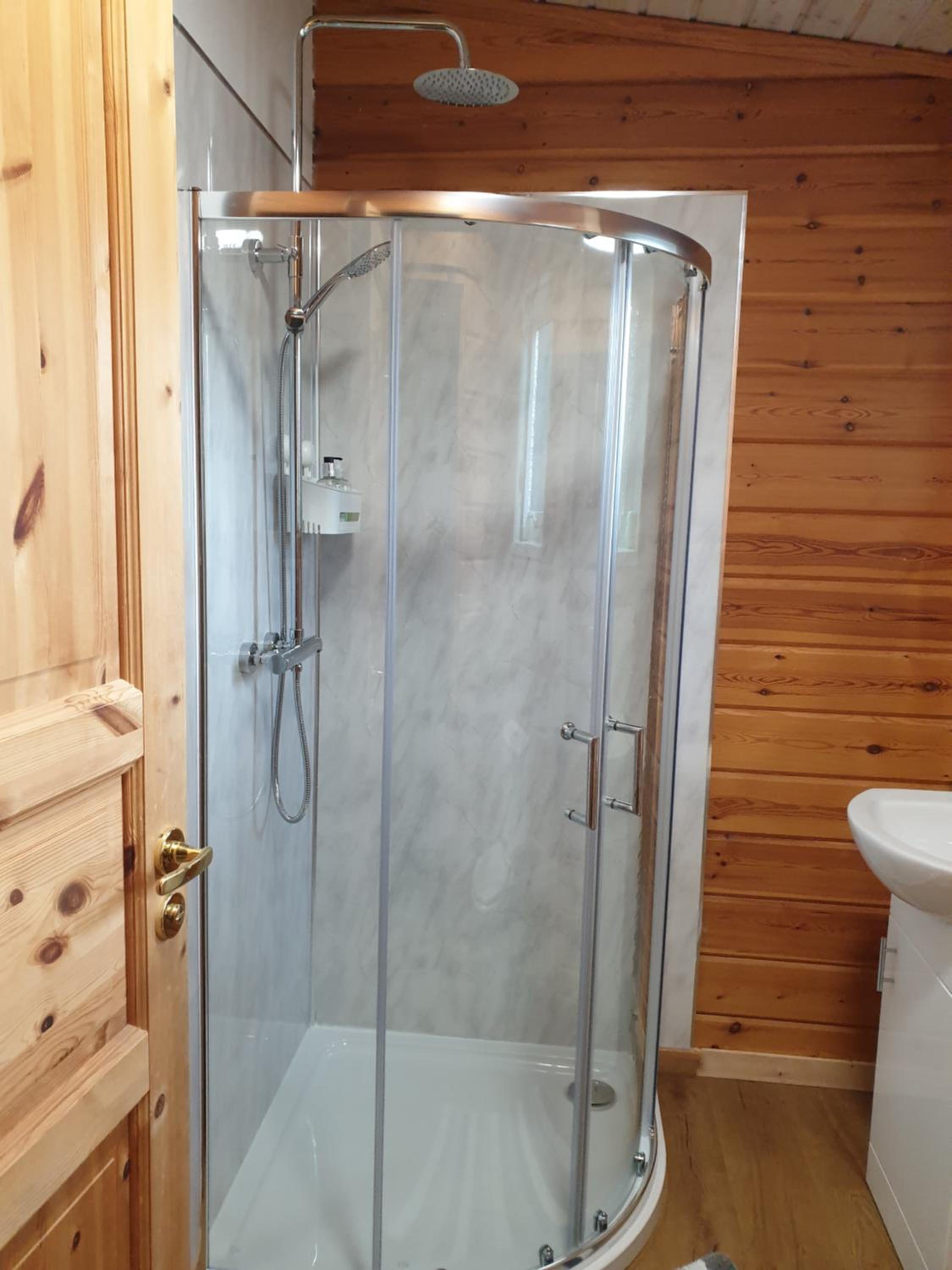 Luxurious lodge, Woodlands View, Hot tub at Rudyard Lake, couples or small family view 5