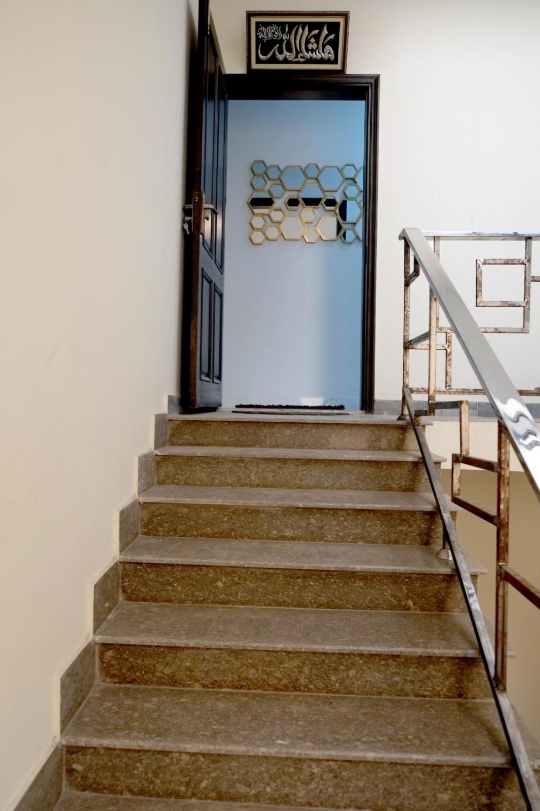 Photo 13 sur 29 de Al Rasheed Apartments second floor apartment