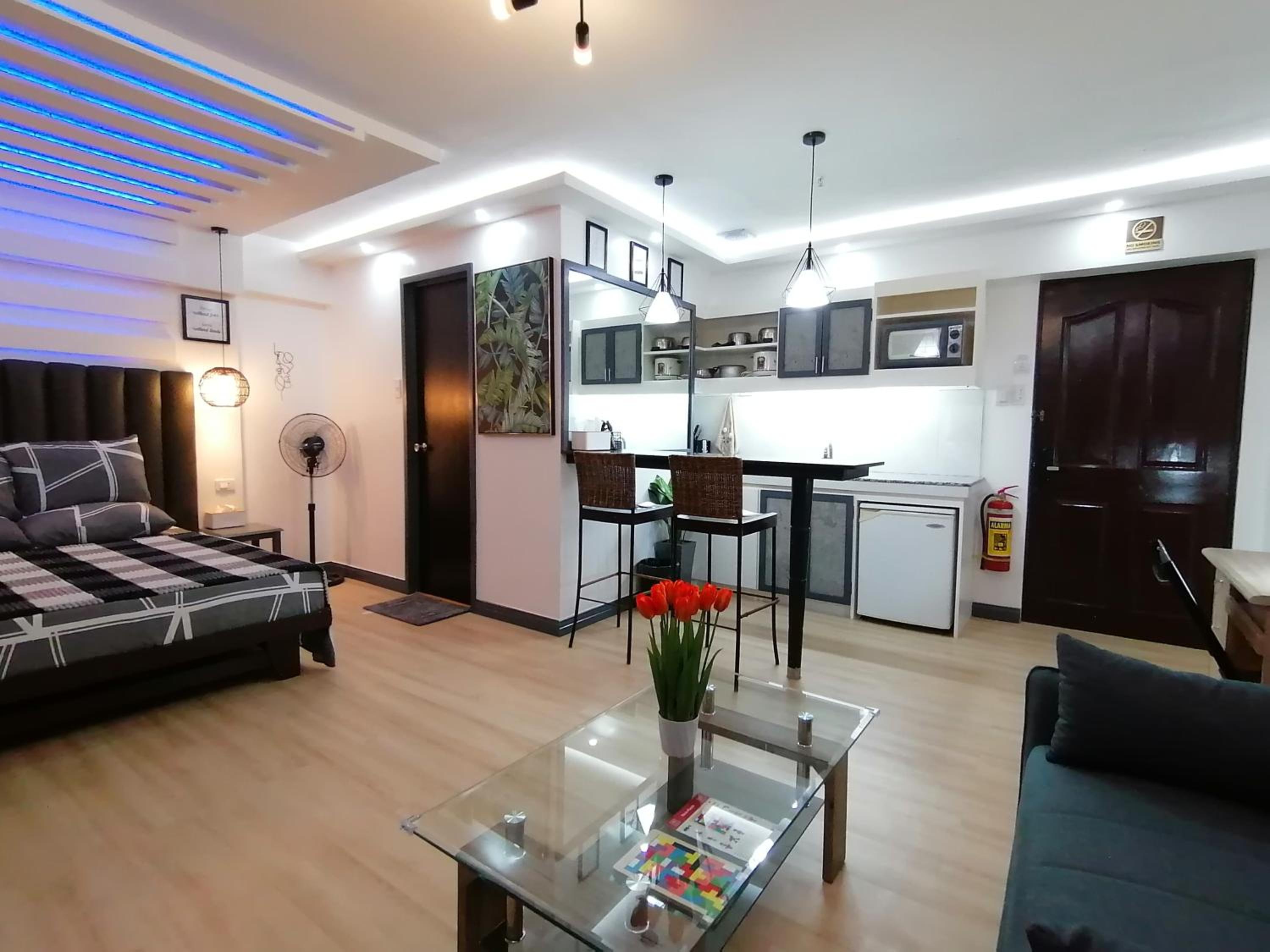 Condo Azur Suites E507 near Airport, Netflix, Stylish, Cozy with swimming pool view 3