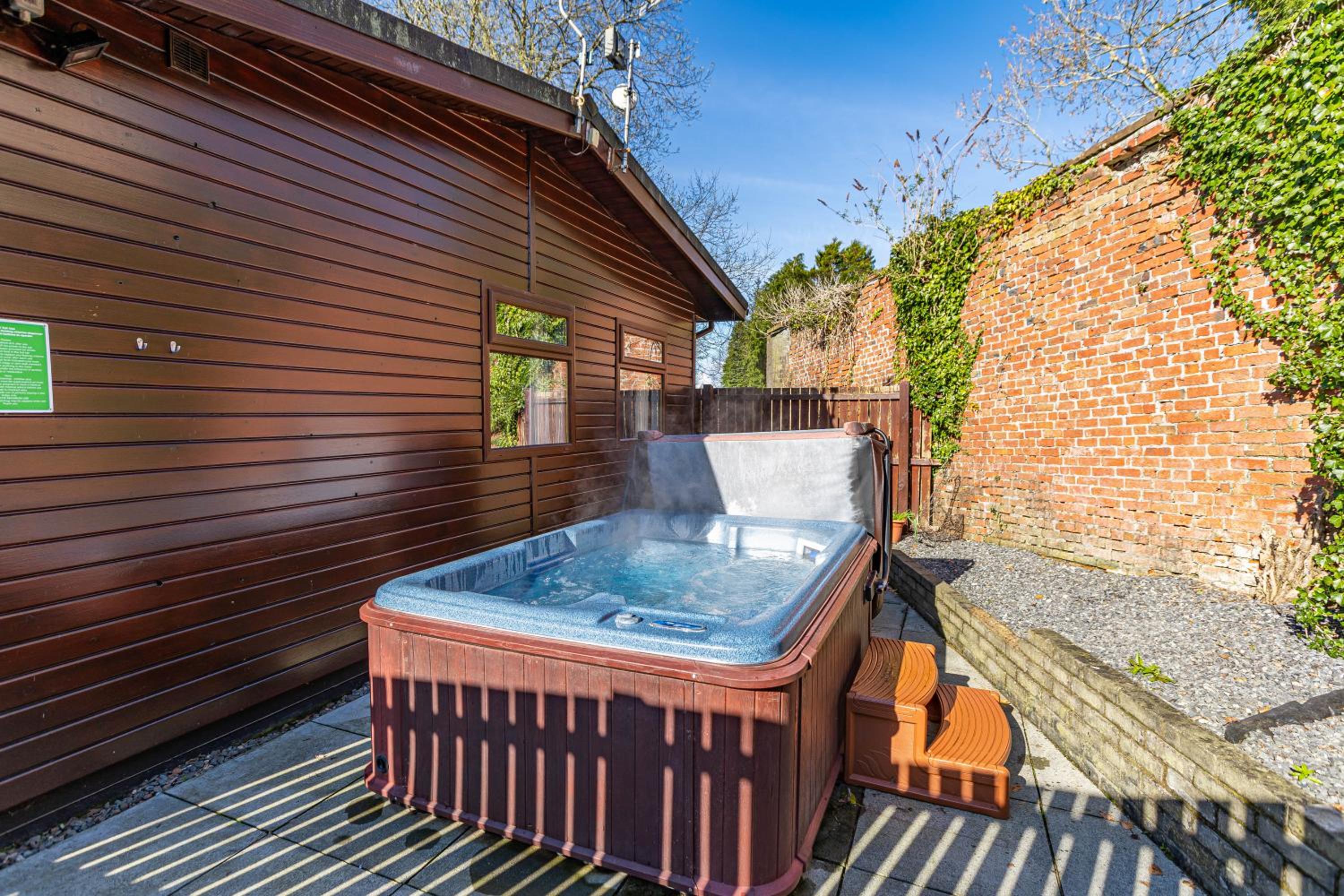 Bluebell Lodge 7 with Hot Tub