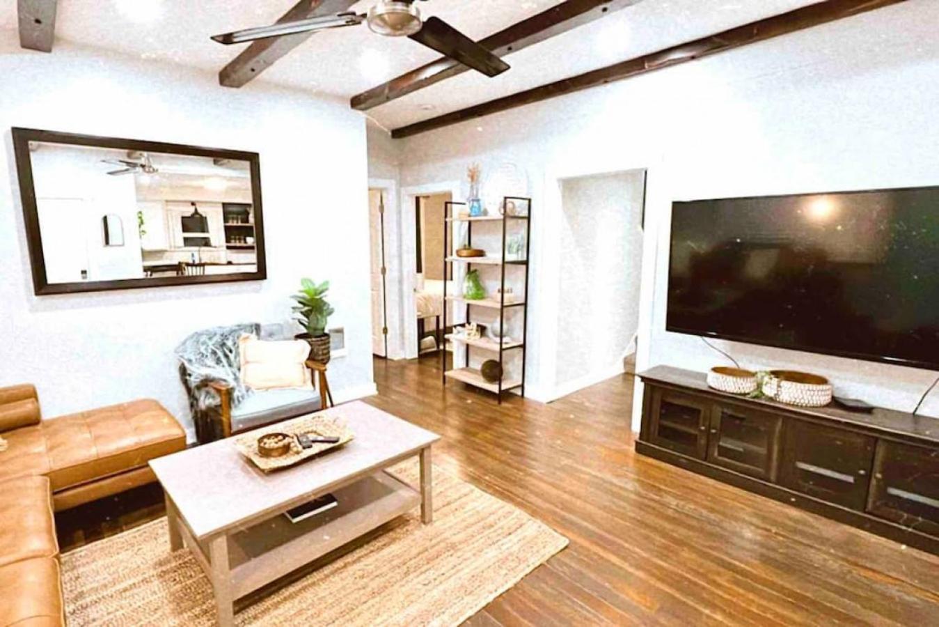 Albany Vacations - 19th St Beautiful Home near all the activities of OSU - Property Image 1