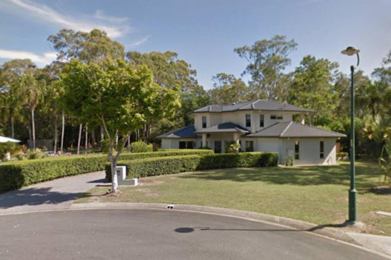 Walk to beach, luxe family home
