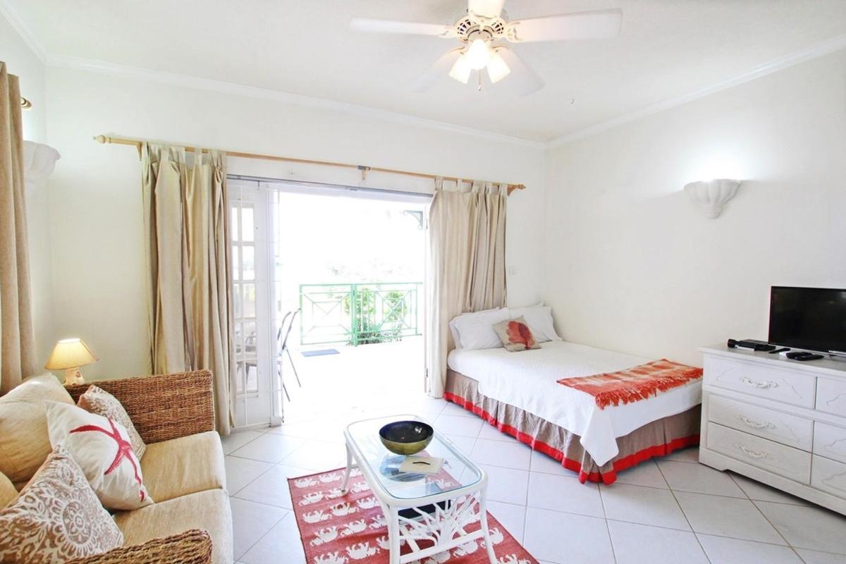Casual Beachfront Studio with Pool apts by Bluescape