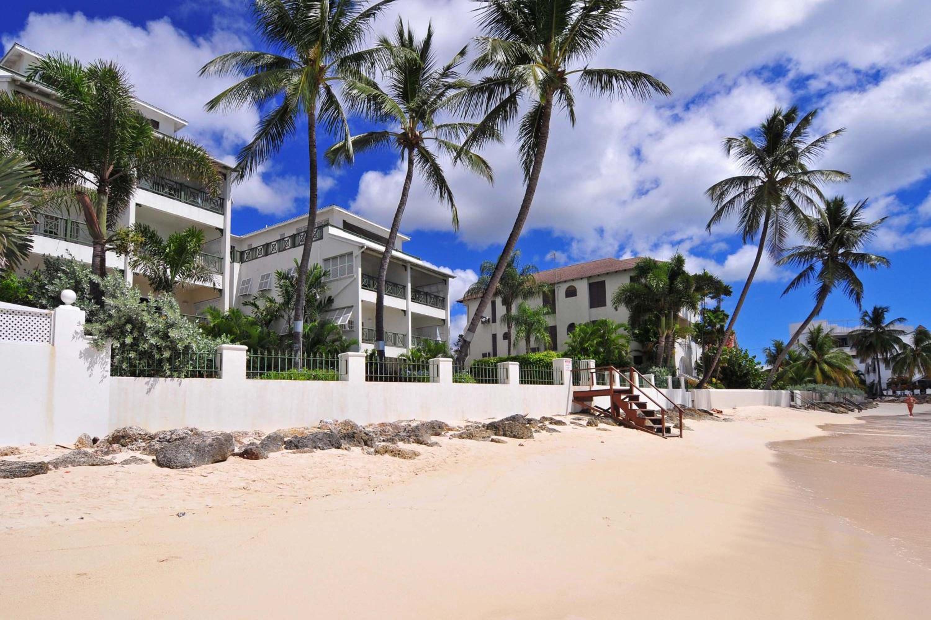 Casual Beachfront Studio with Pool apts by Bluescape