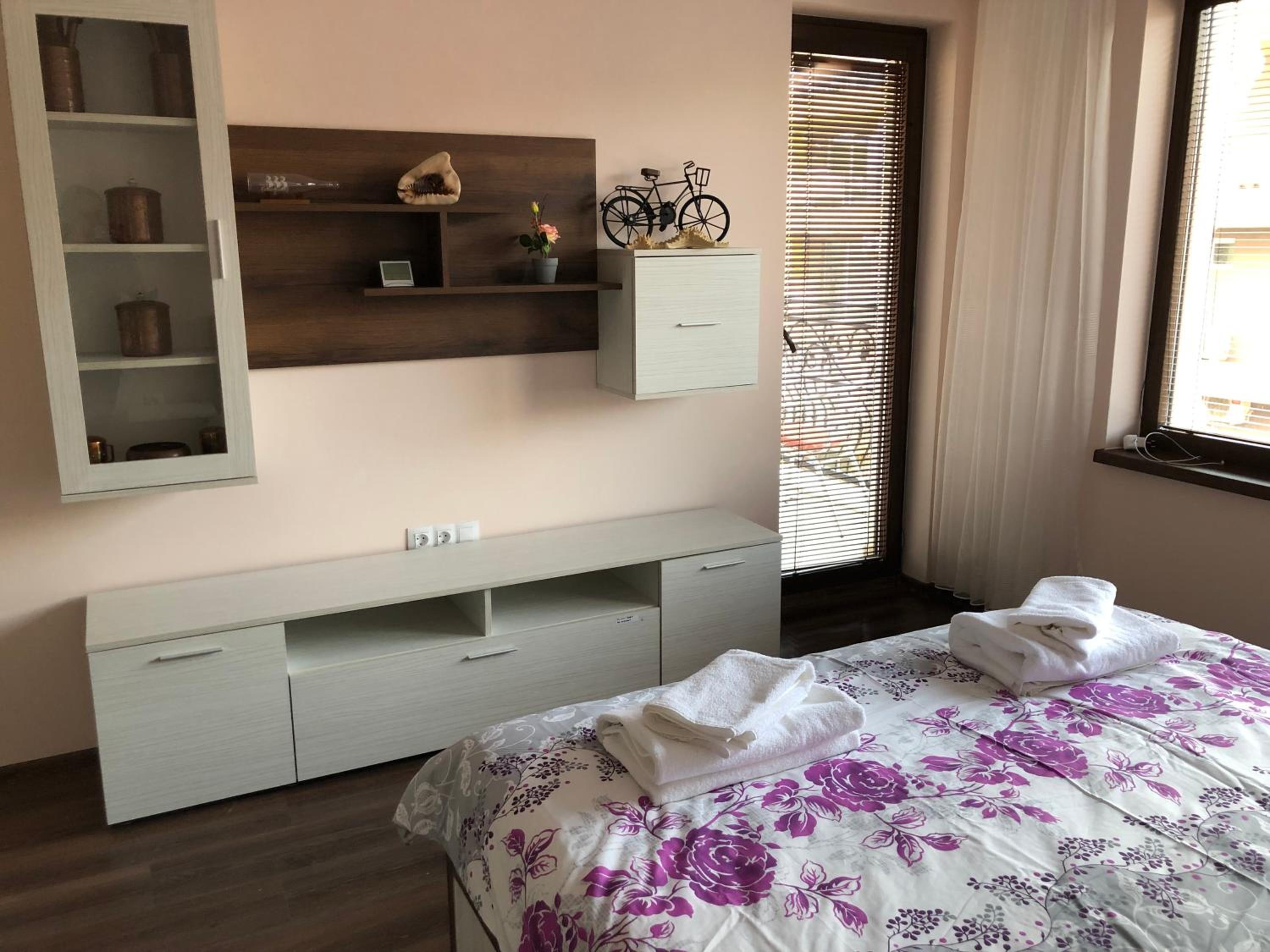 Purple Rose Apartment Valencia Gardens