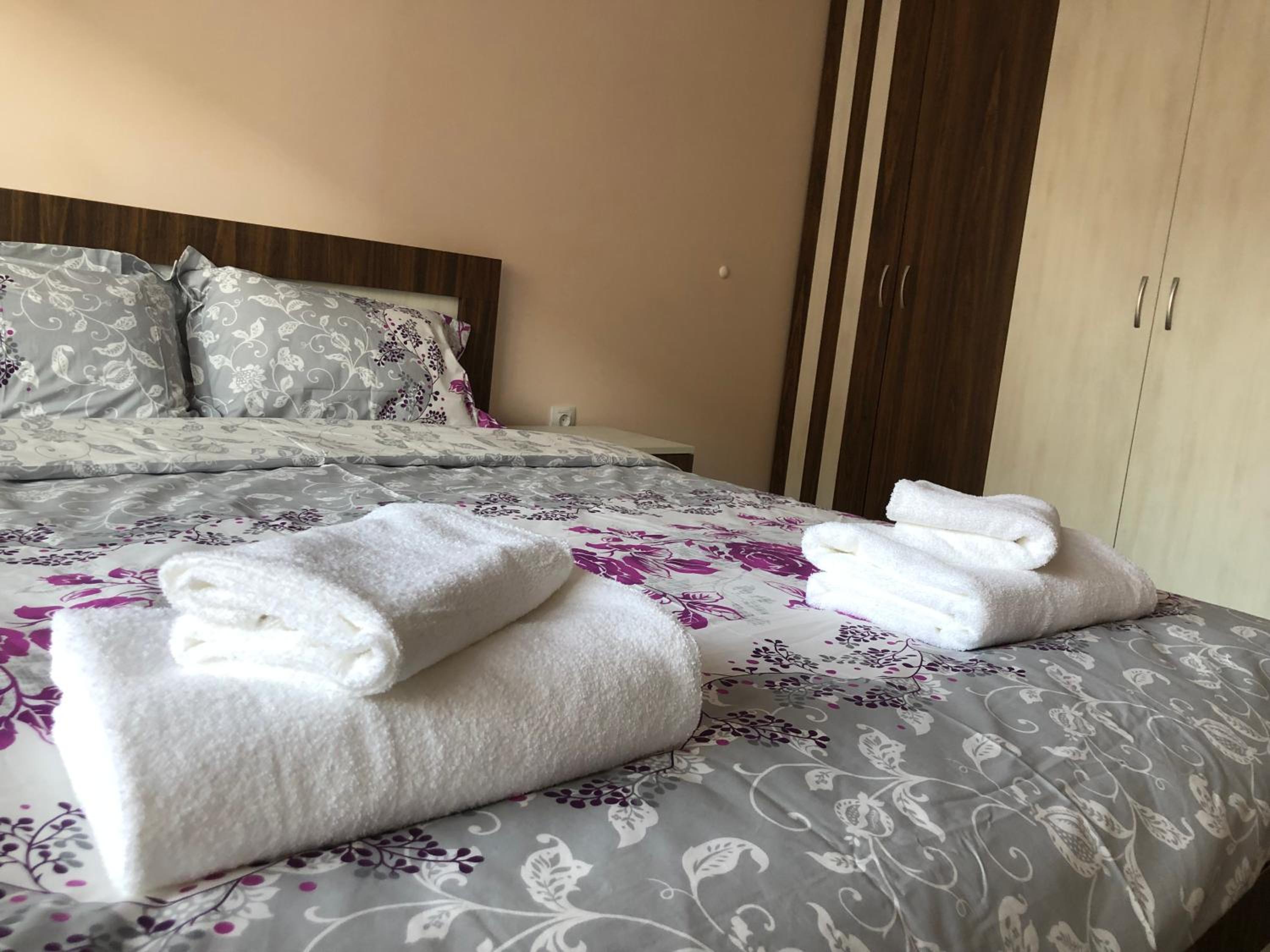 Purple Rose Apartment Valencia Gardens