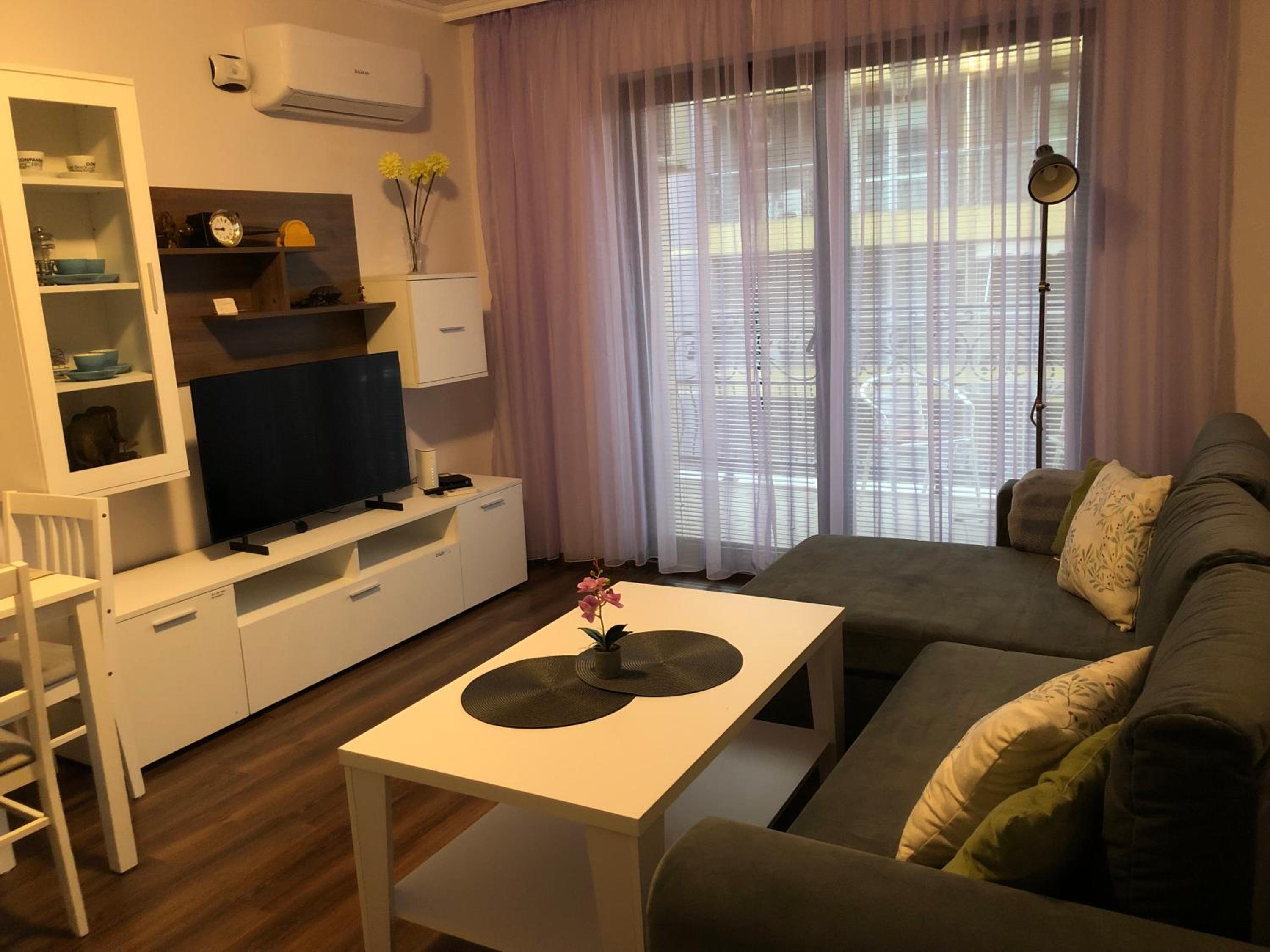 Purple Rose Apartment Valencia Gardens