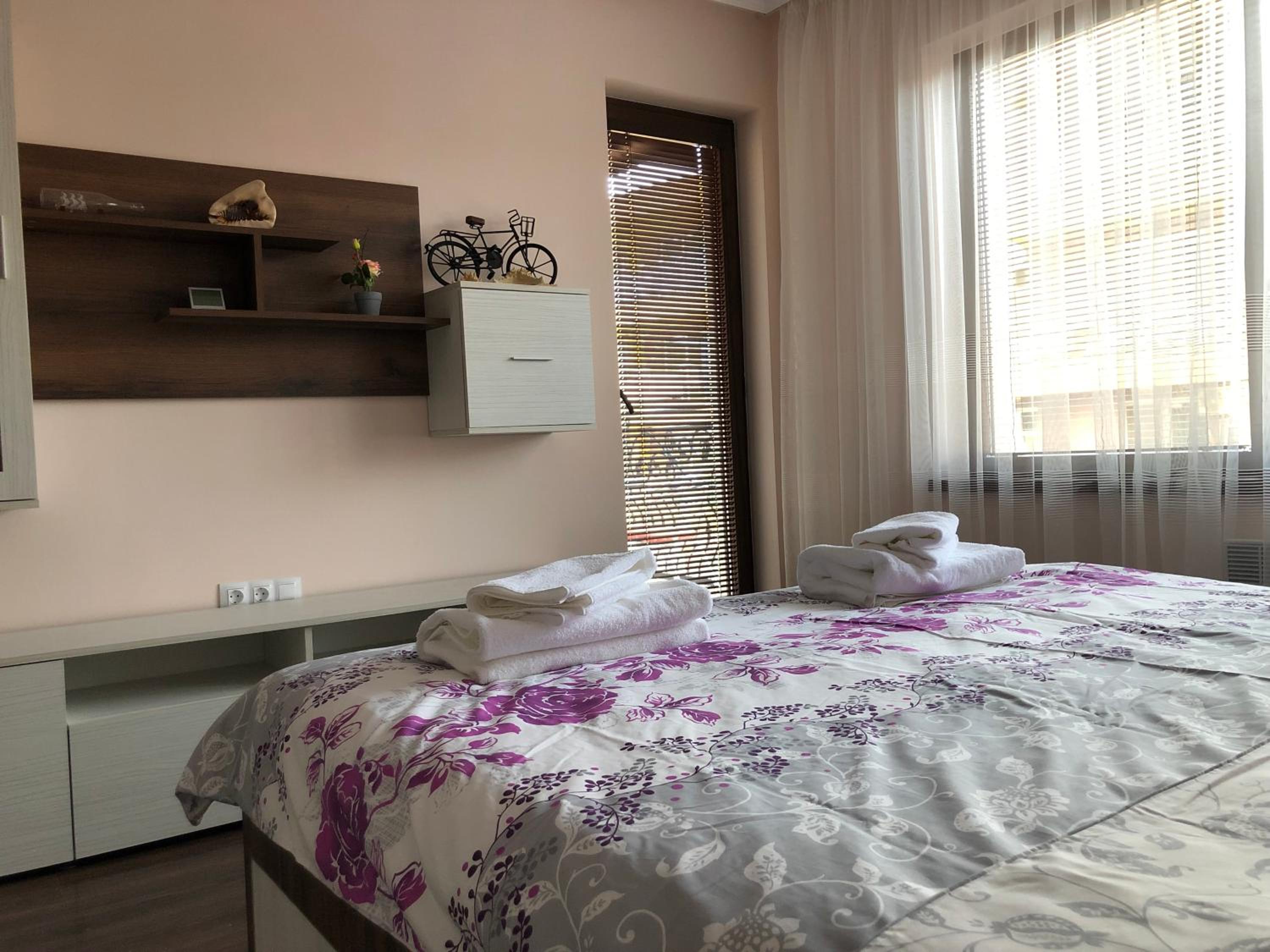 Purple Rose Apartment Valencia Gardens