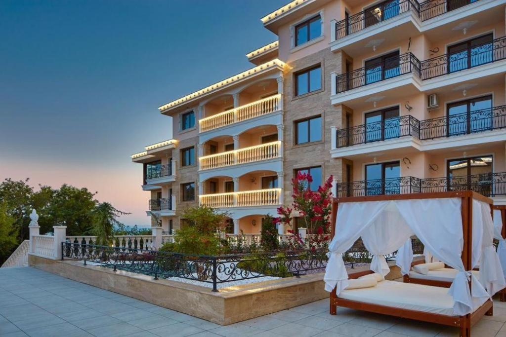 Purple Rose Apartment Valencia Gardens