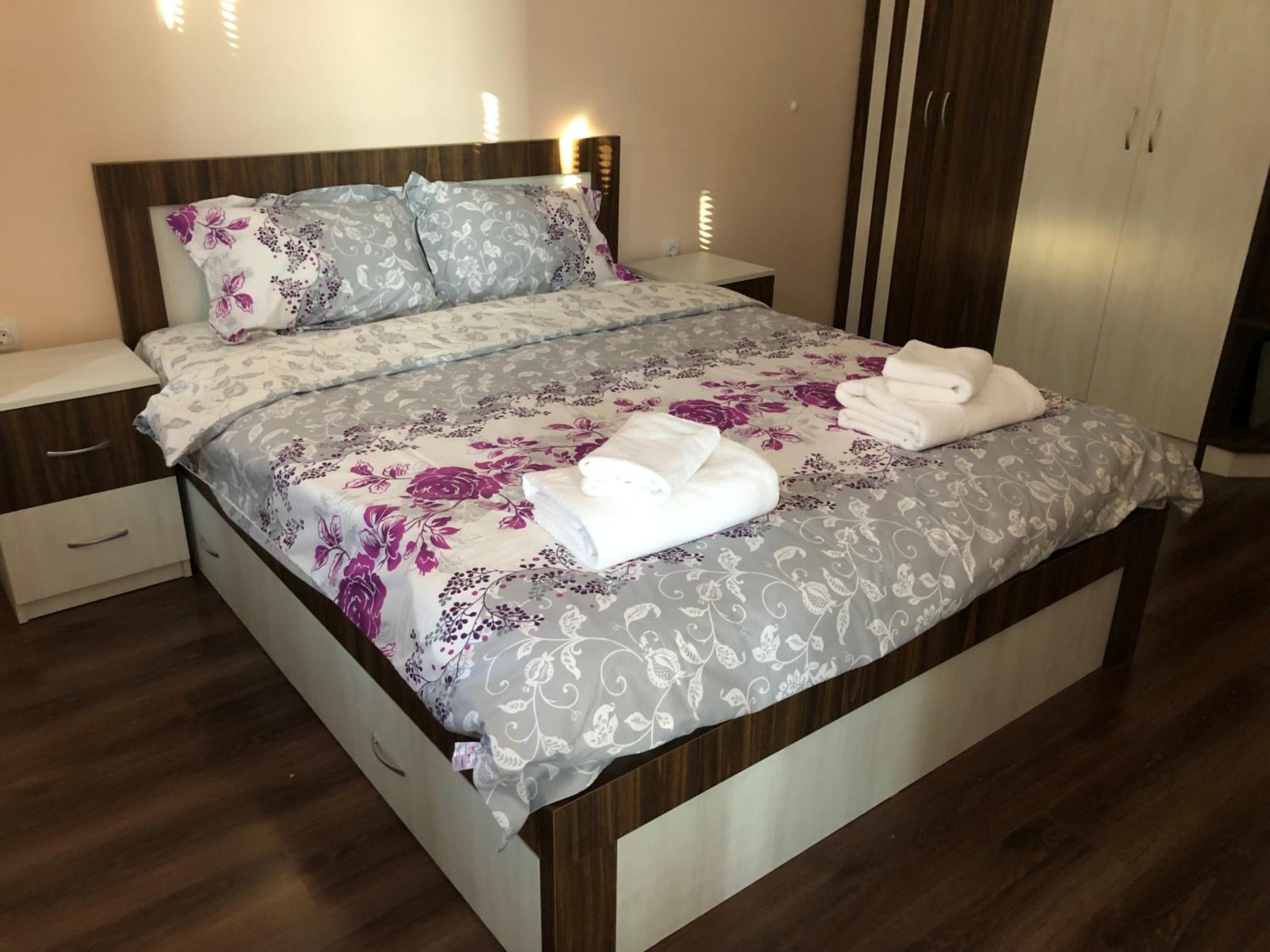 Purple Rose Apartment Valencia Gardens