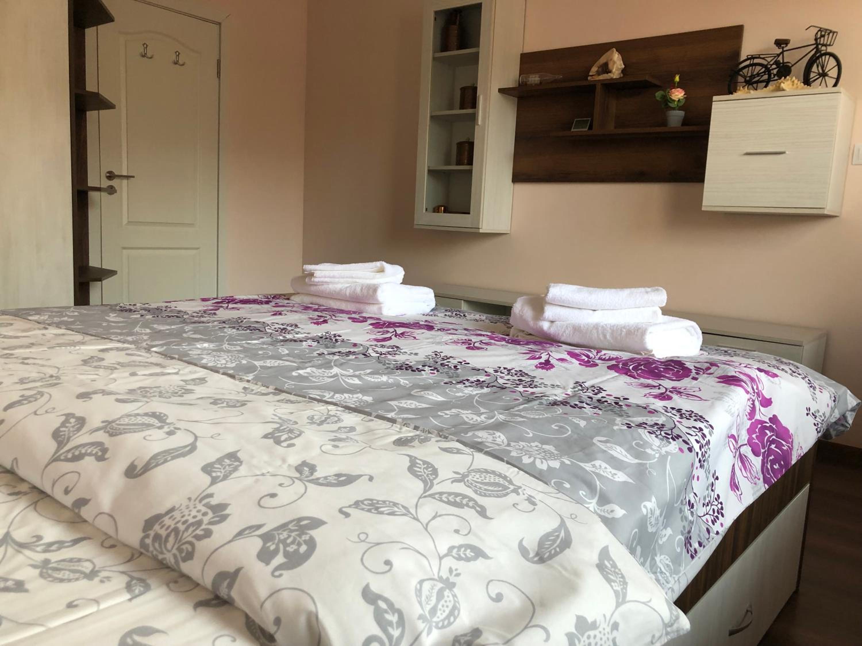 Purple Rose Apartment Valencia Gardens