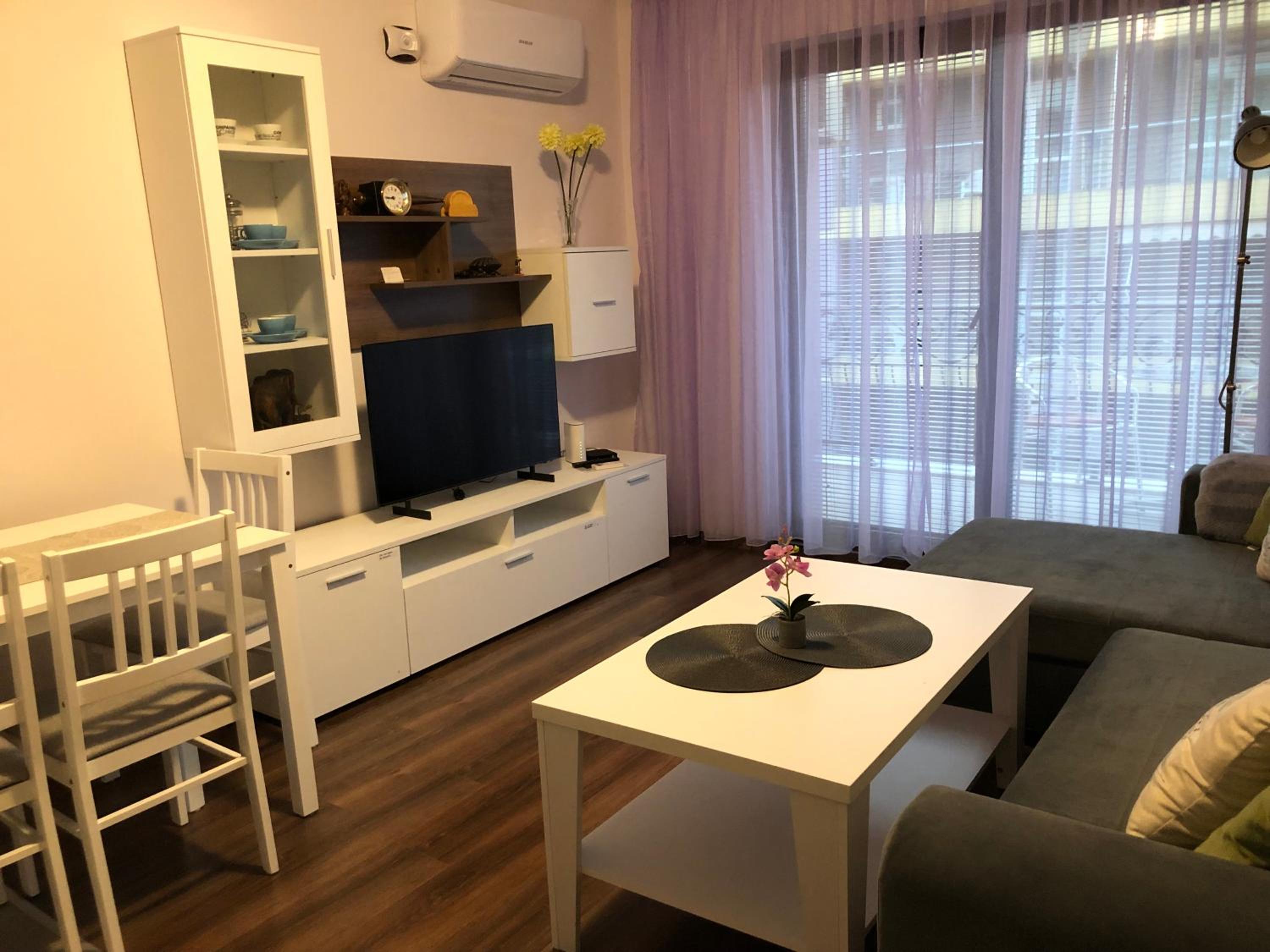 Purple Rose Apartment Valencia Gardens
